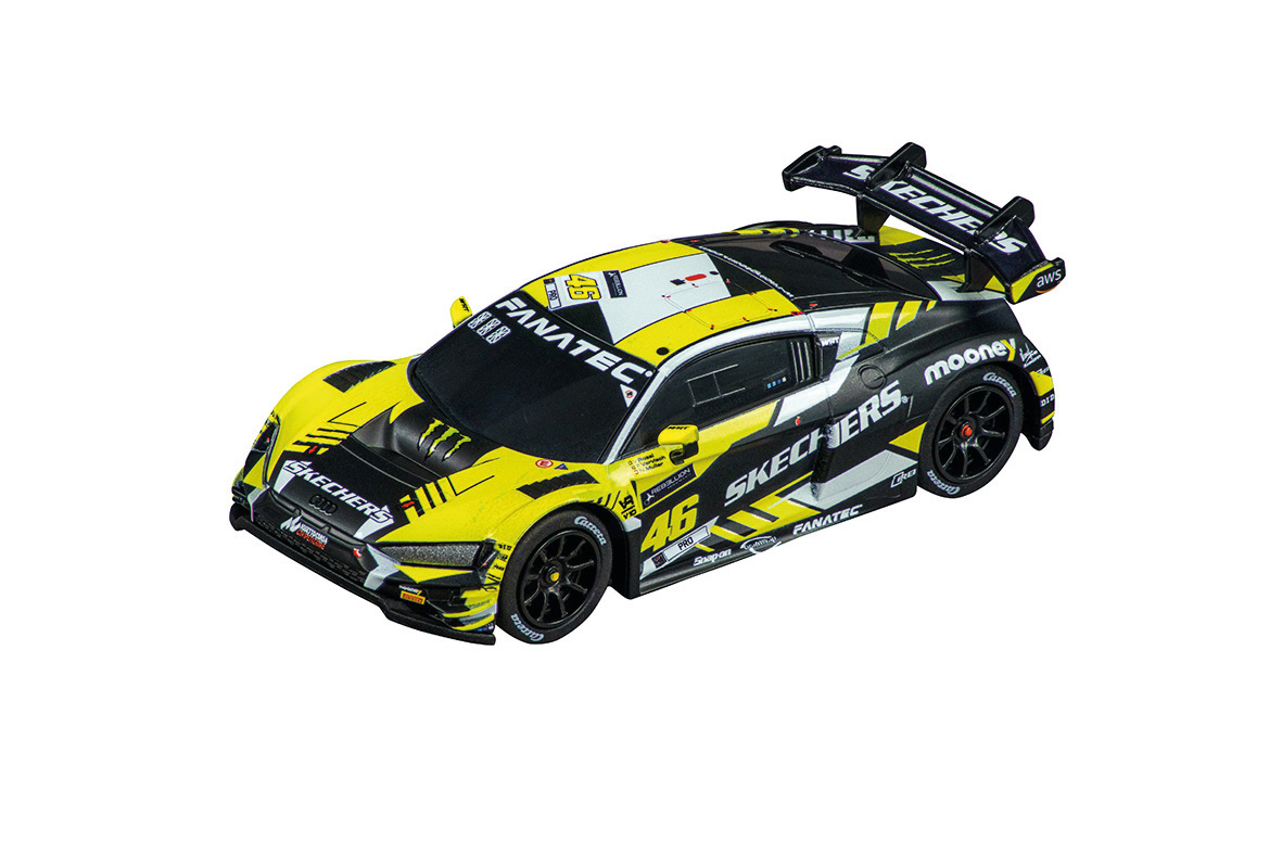 Un coche de carreras amarillo y negro con logotipos de patrocinadores como SKECHERS y FANATEC.