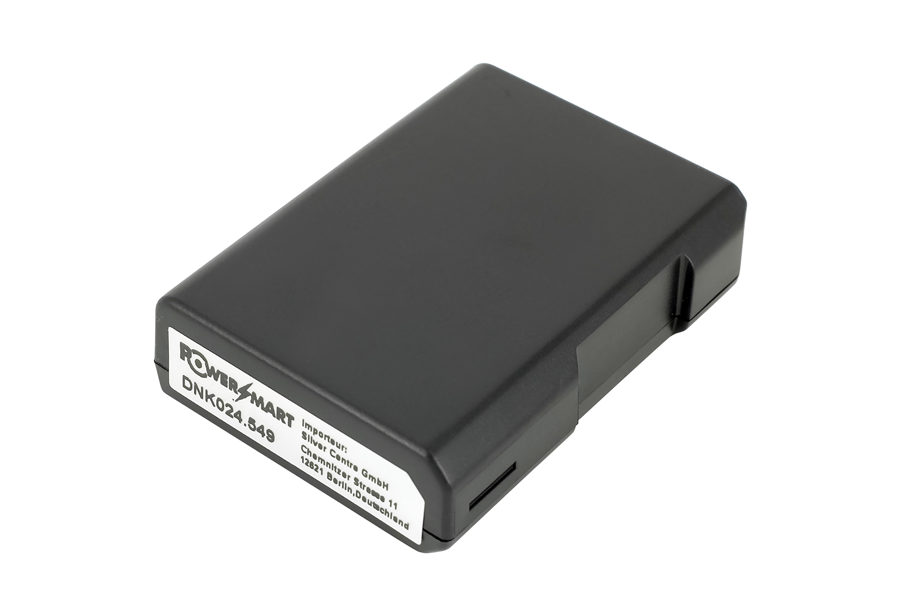 Ein schwarzer rechteckiger POWER MART Akku mit weißem Etikett, das "DNK024.549" und Importeurdetails auf weißem Hintergrund zeigt.