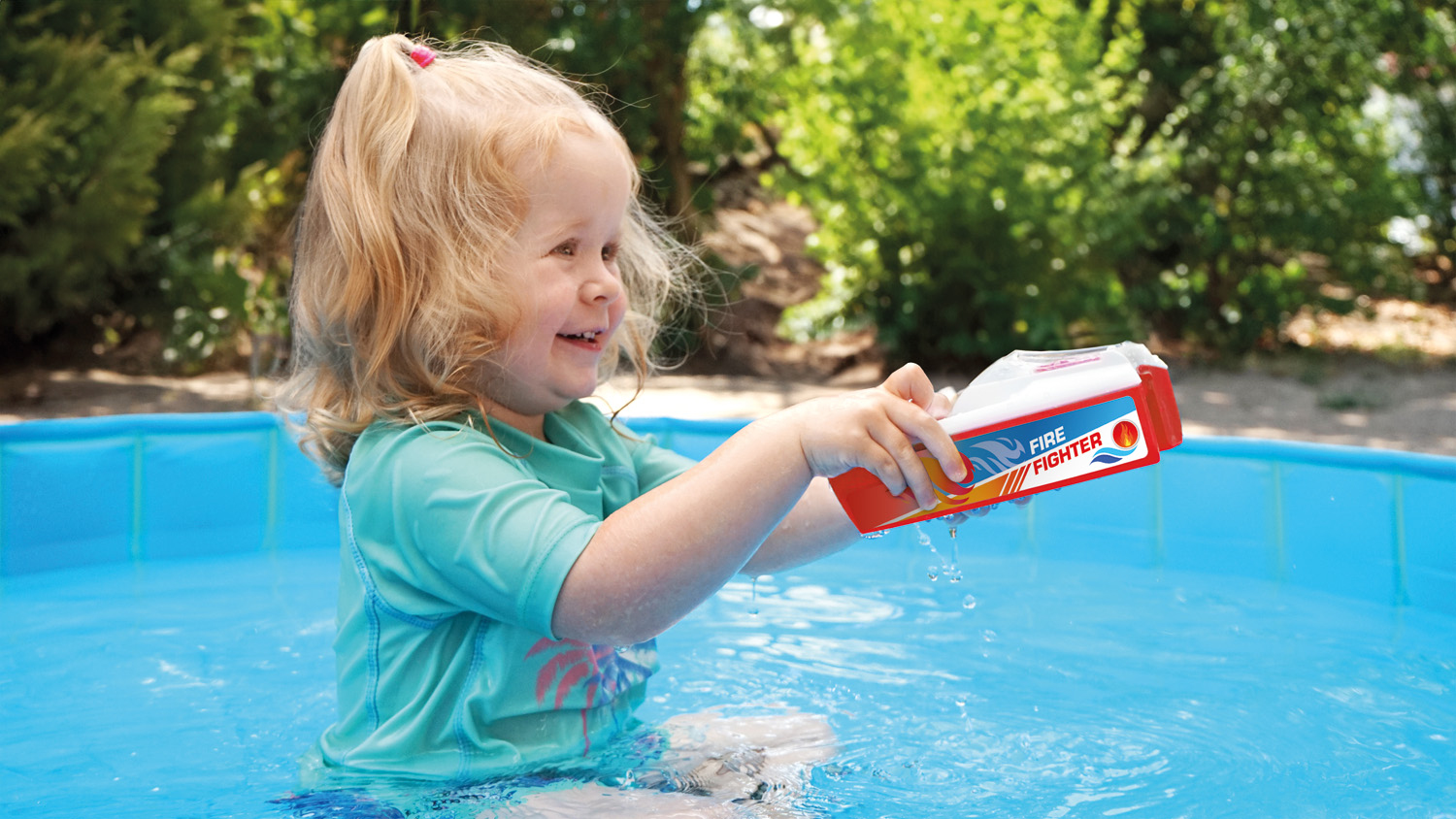 Ein kleines Mädchen mit einem Spielzeug-Feuerwehr in einem Pool.