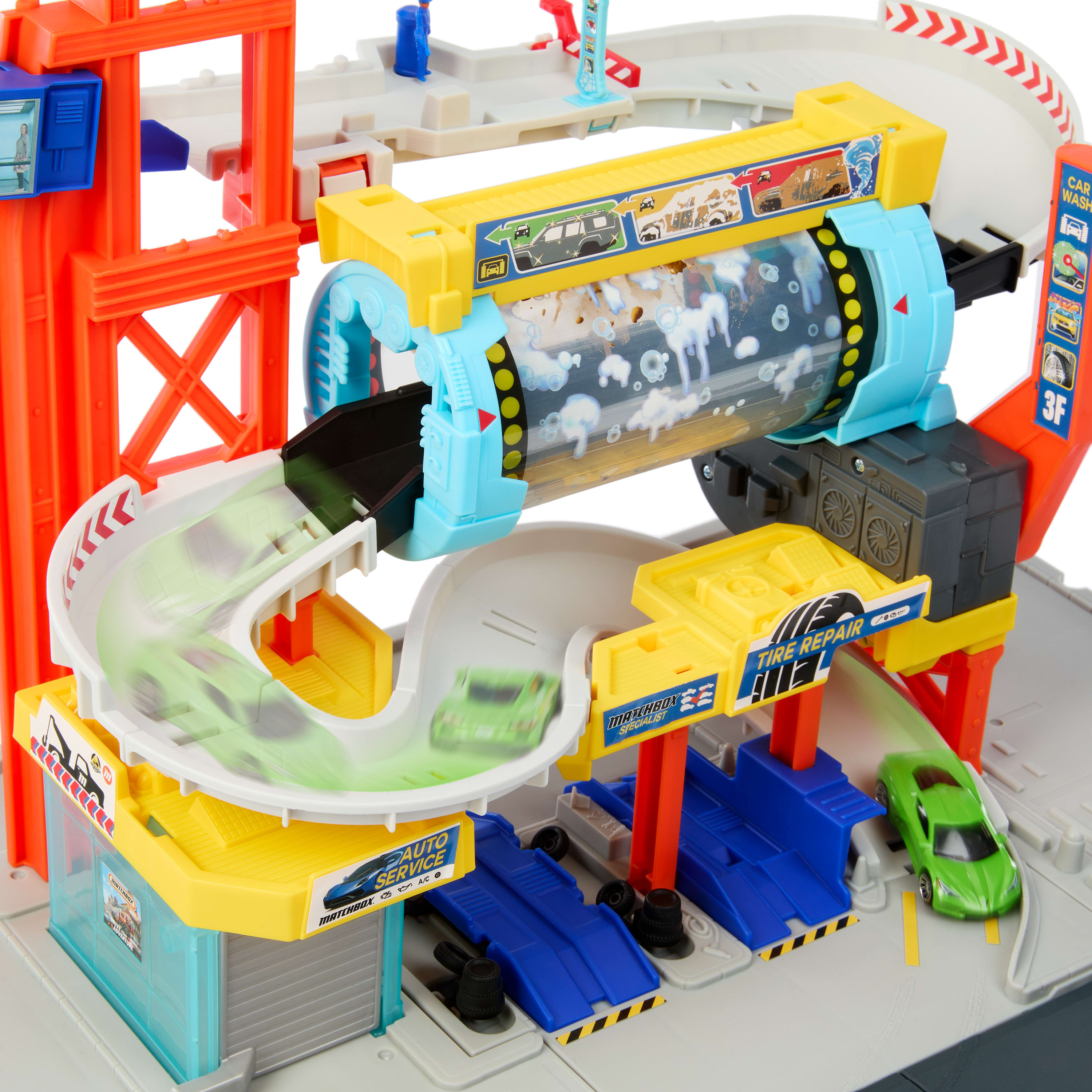 Ein Spielzeug-Autowaschplatz mit Rampen, Autos und Servicestationen.