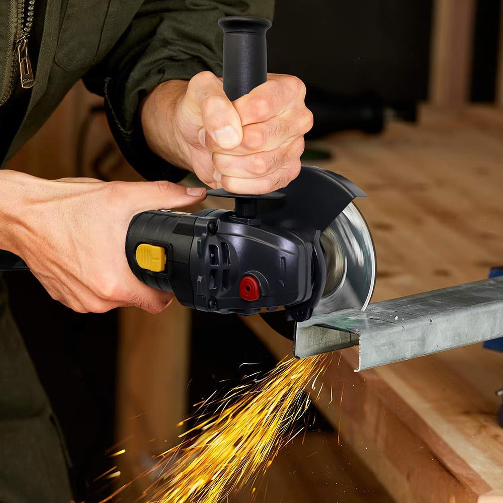 Metal çubuğu kesmek için taşlama makinesi kullanan eller, kıvılcımlar uçuşuyor.