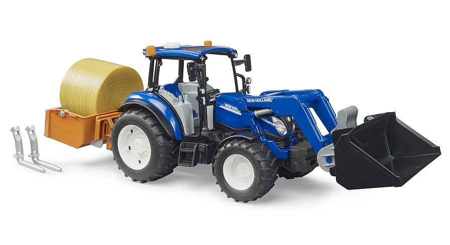 Blauer Traktor mit Frontlader und angehängtem Ballenanhänger mit Strohballen.