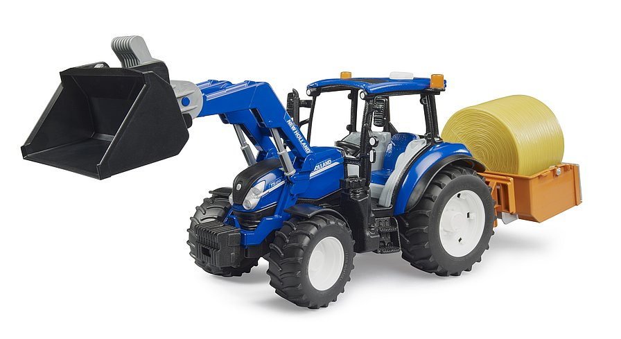 Blauer Traktor mit Frontlader und Strohballenanhänger auf weißem Hintergrund.