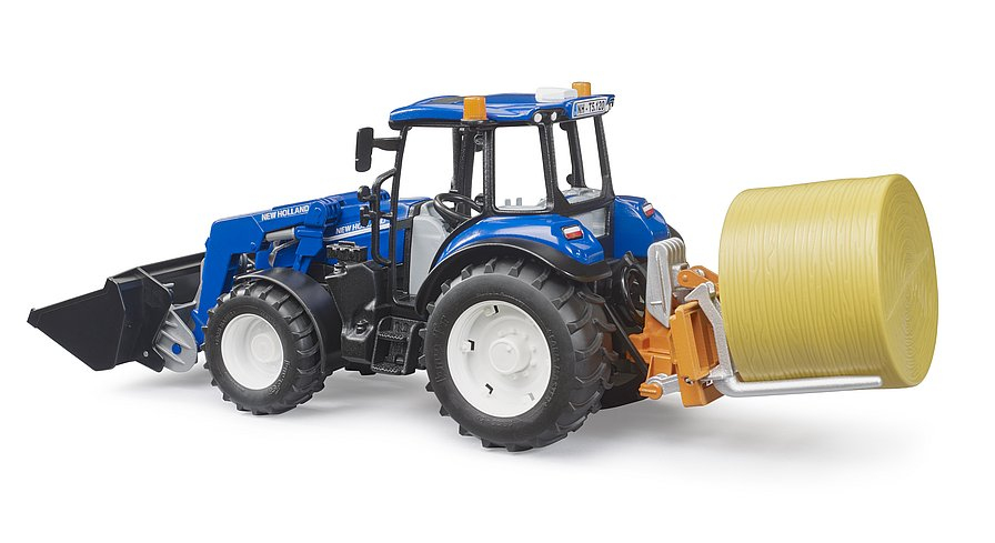 Ein blauer Spielzeugtraktor mit Frontlader und Ballengreifer, der einen gelben Strohballen hält.