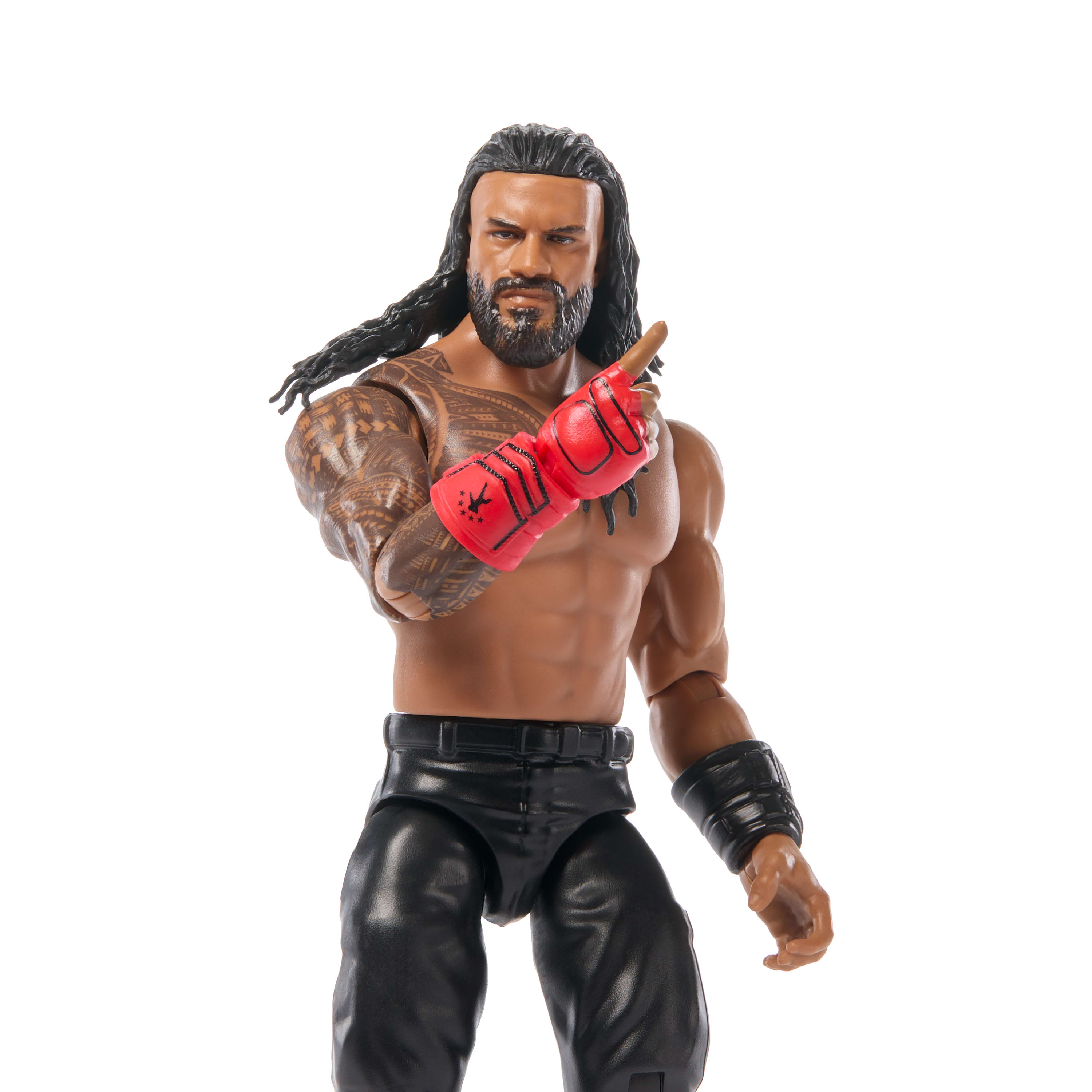 Eine Actionfigur von Roman Reigns in schwarzen Hosen und roten Handschuhen.