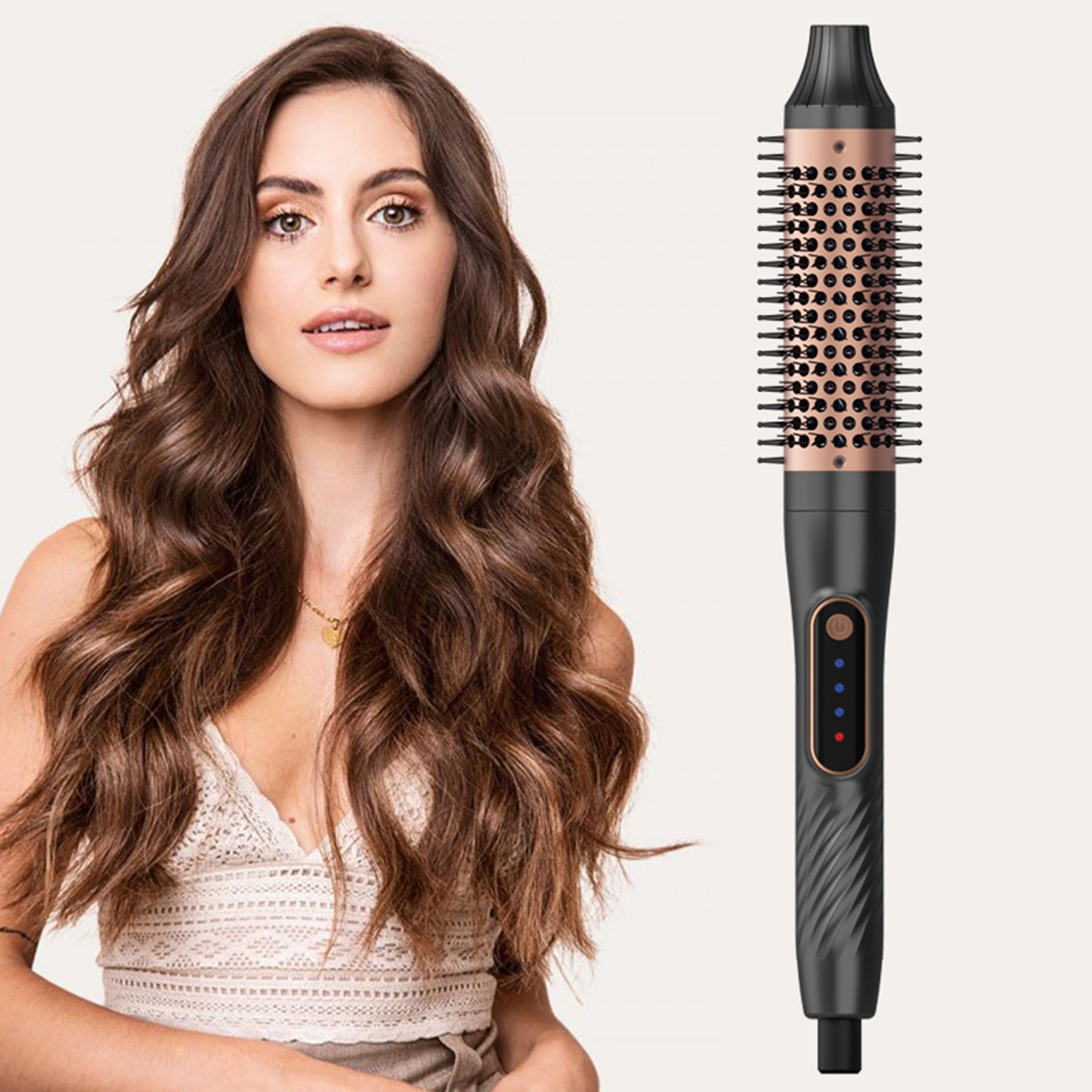 Eine Frau mit welligem braunem Haar steht neben einer schwarz-roségoldenen Heißluft-Stylingbürste mit blauen und roten Anzeigen.
