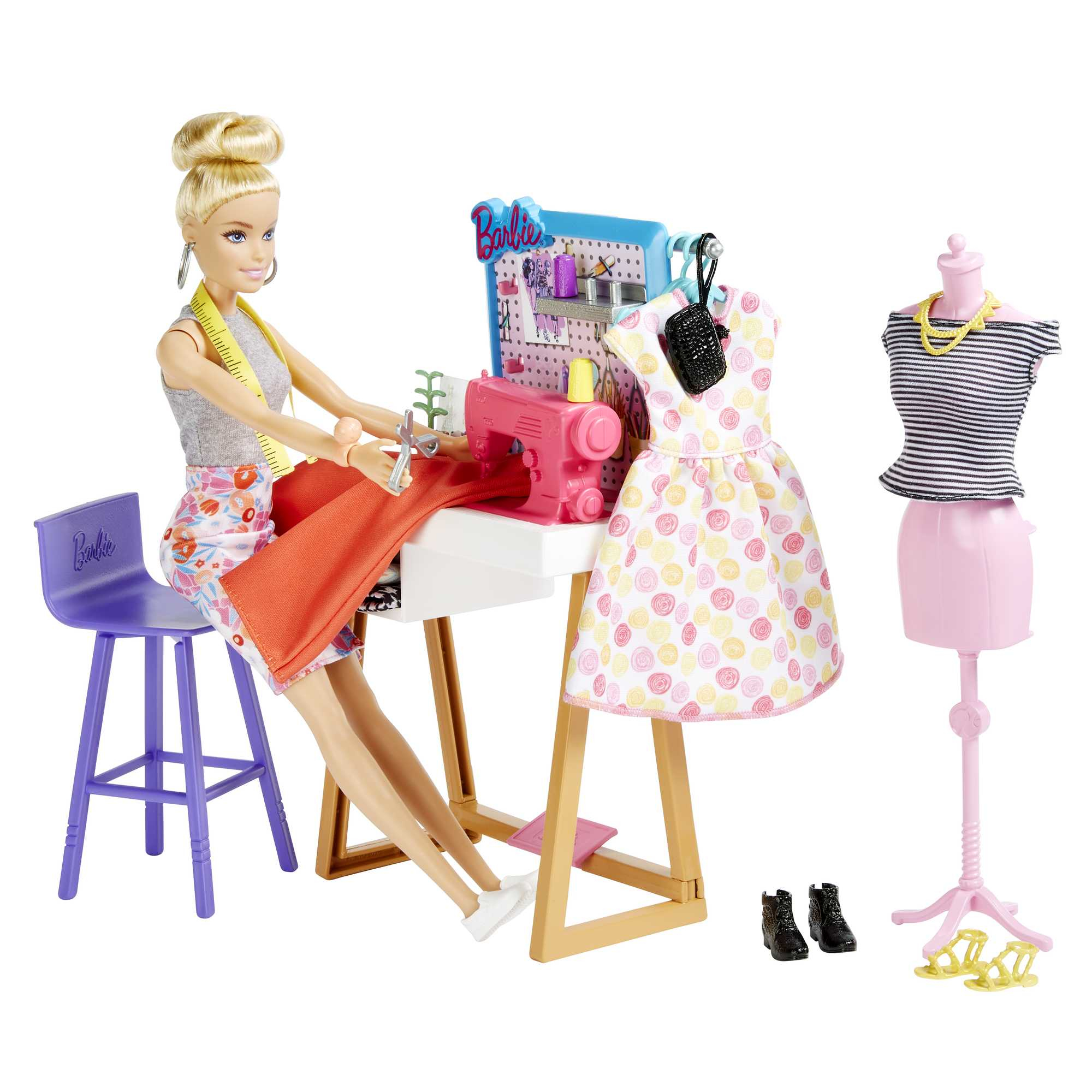 Barbie-Puppe näht ein Kleid an einer rosa Nähmaschine, mit Schaufensterpuppe und Zubehör.