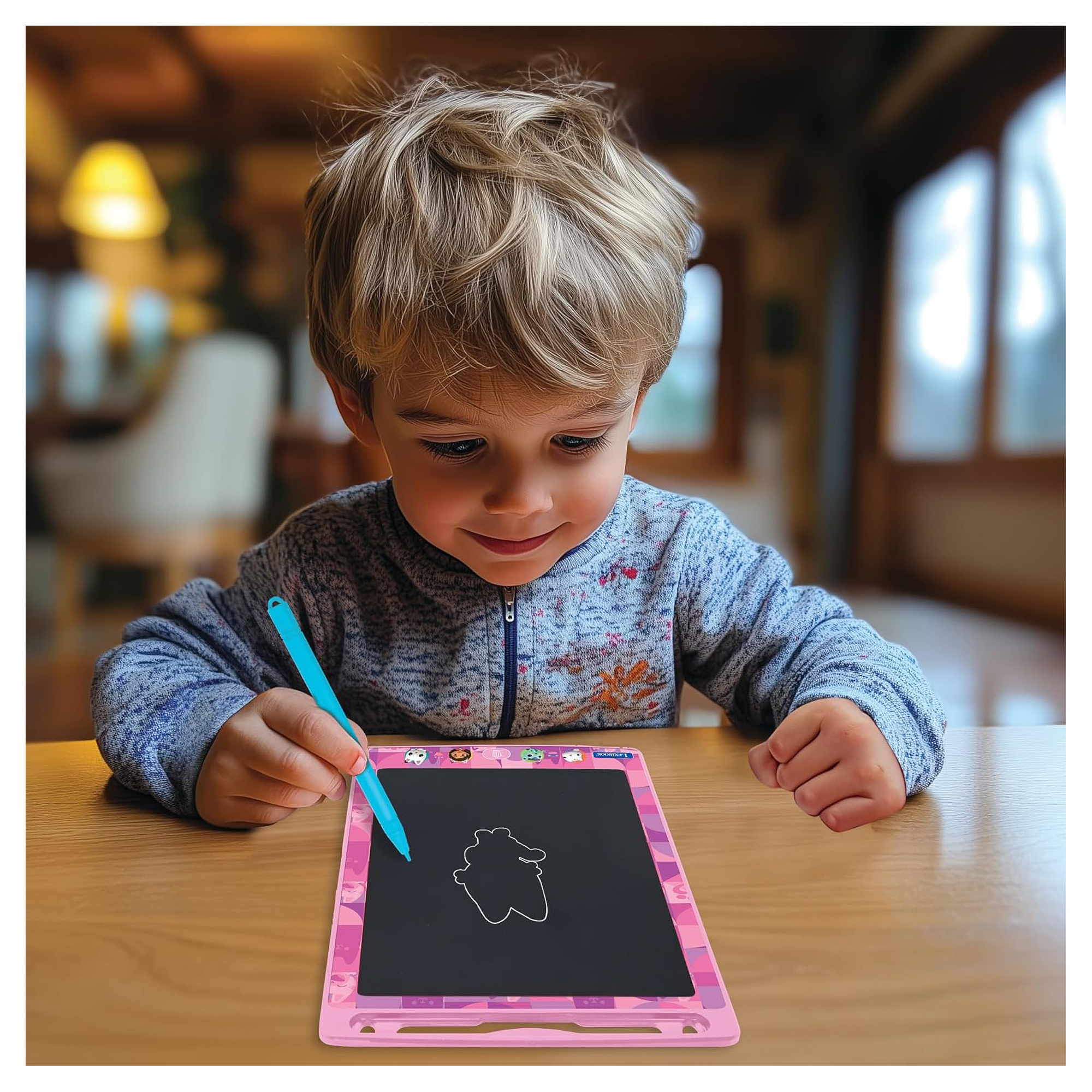 Ein Junge mit blonden Haaren zeichnet mit einem blauen Stift auf ein rosa Tablet.