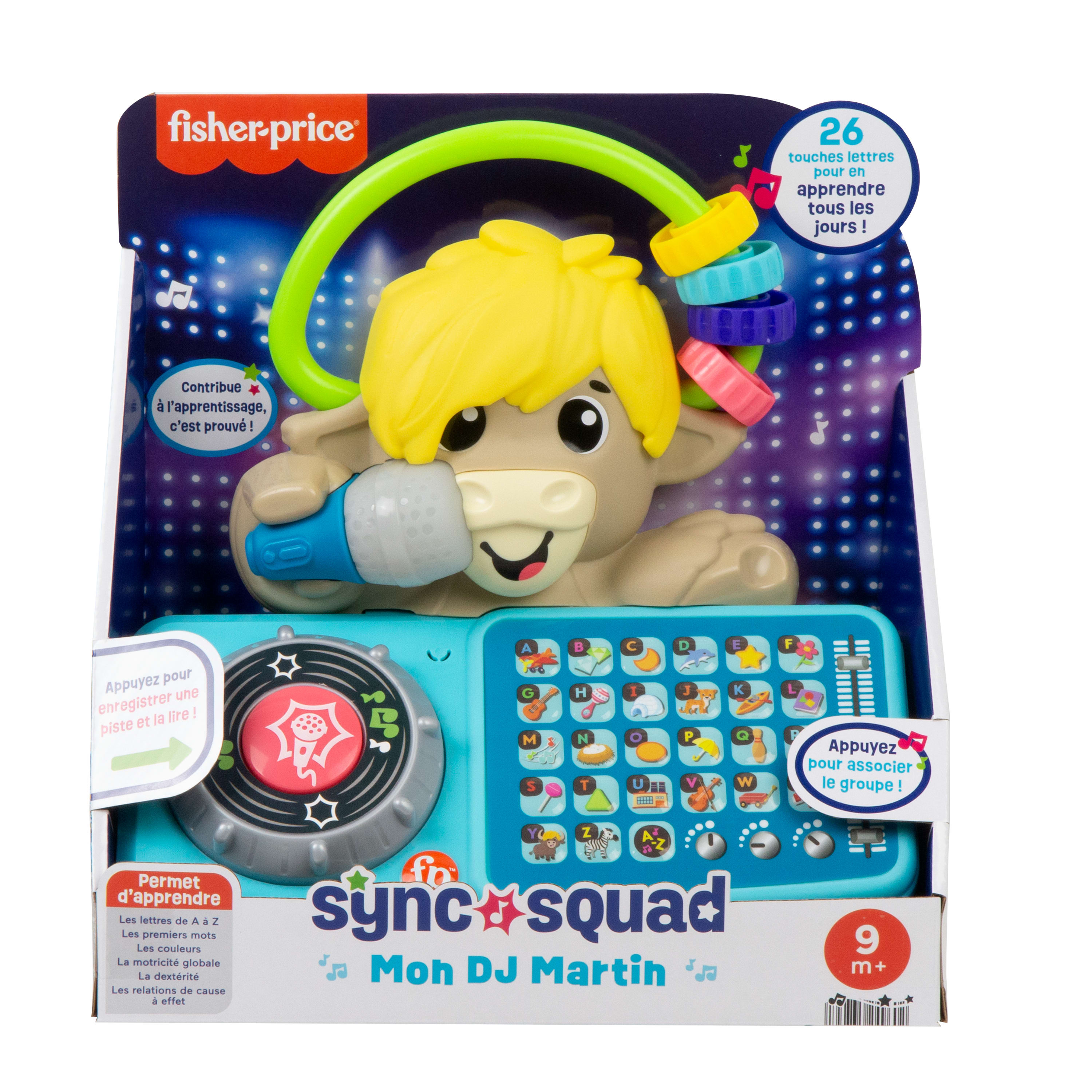 Ein Fisher-Price Sync Squad Spielzeug mit einem hellbraunen Tier mit gelben Haaren, das ein Mikrofon hält und auf einem blauen DJ-Mixer mit Alphabet-Tasten steht, in seiner Verpackung.