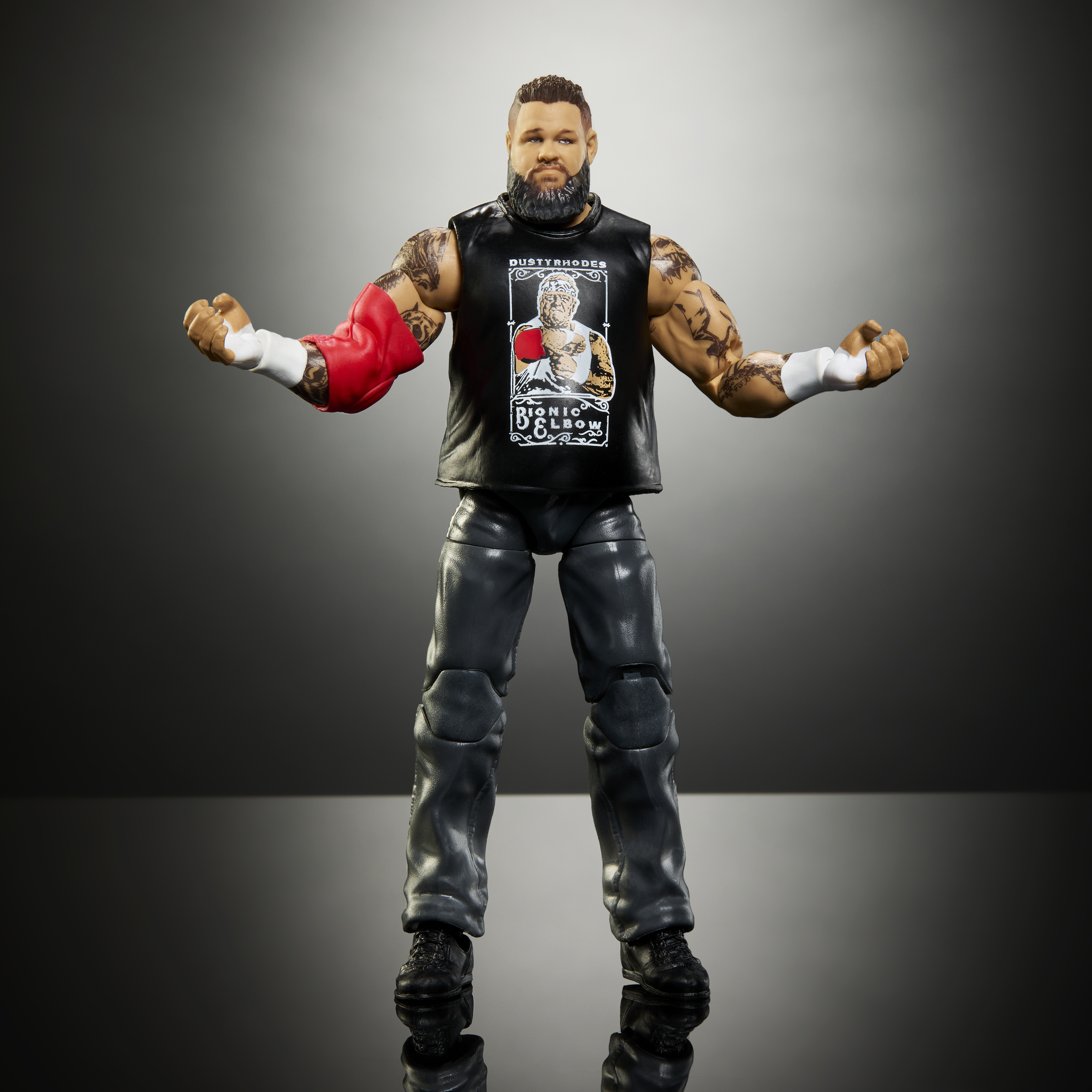 Actionfigur eines Mannes mit Bart und Tattoos, trägt ein schwarzes Shirt mit Bild.