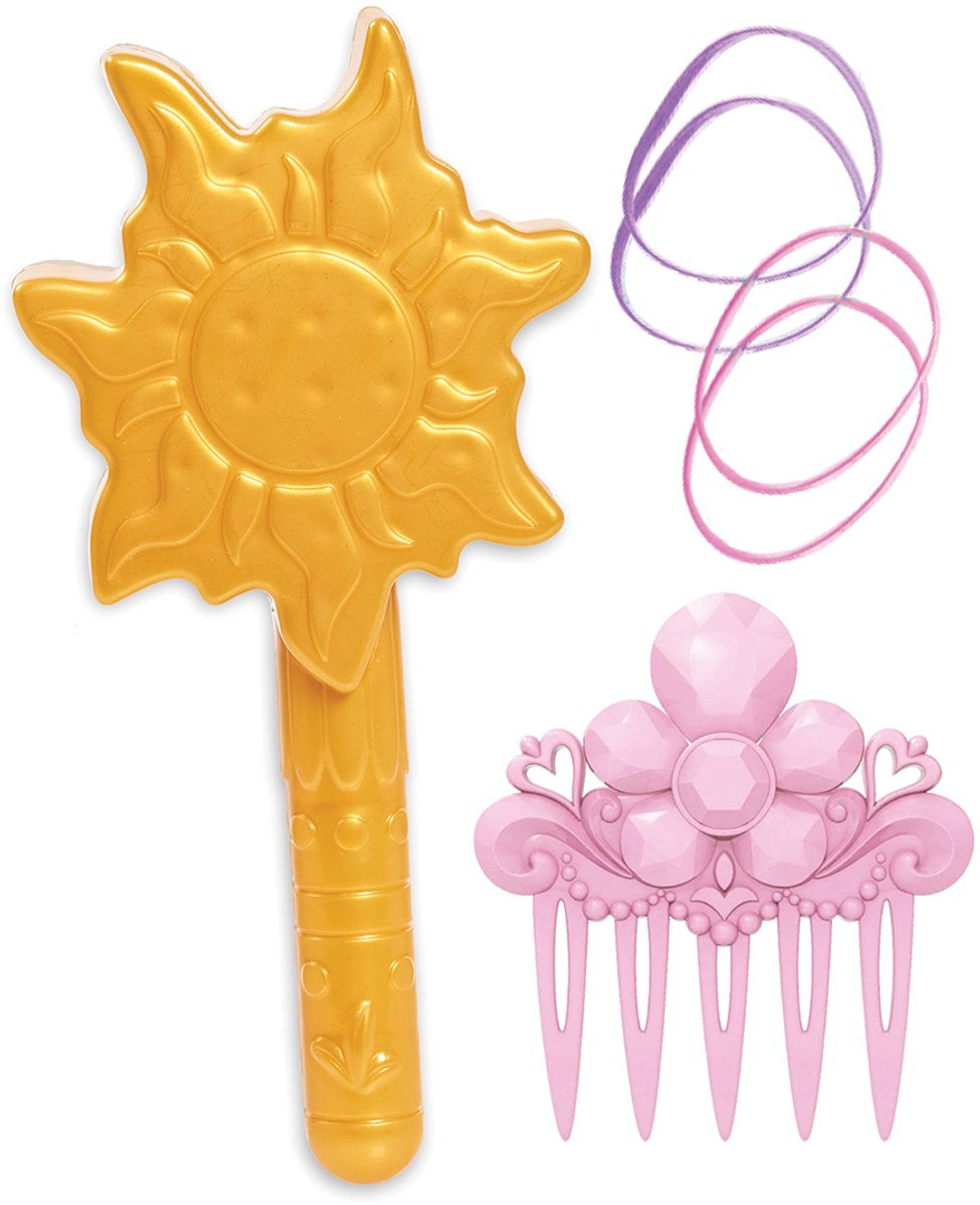 Ein goldener Sonnenzepter, ein pinkfarbener Blumenhaarkamm und zwei elastische Haargummis (lila und pink) auf weißem Hintergrund.