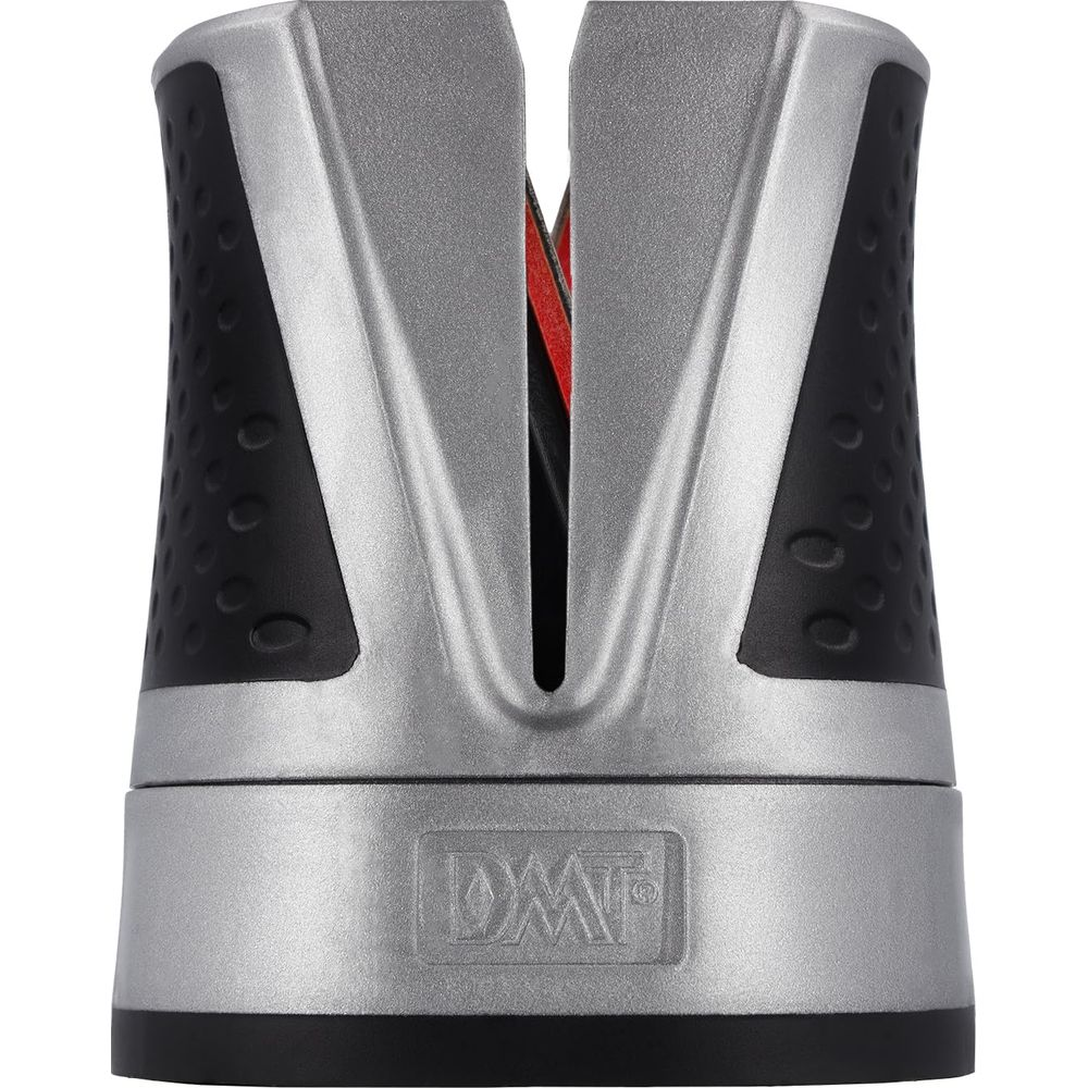 Ein silber-schwarzer Messerschärfer mit rotem Innenraum, strukturiertem Griff und dem "DMT"-Logo auf dem Sockel.