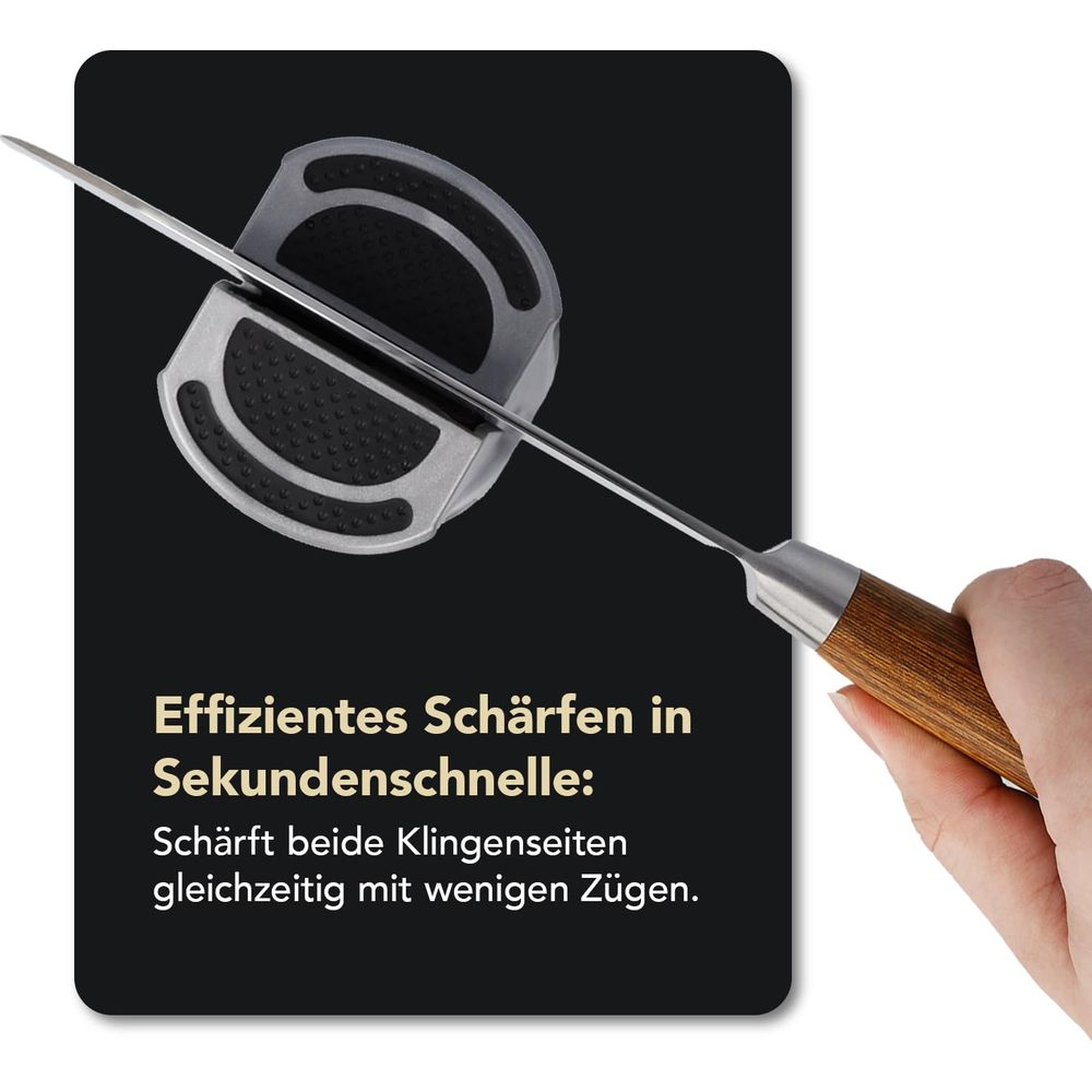 Eine Hand hält ein Messer mit Holzgriff, das durch einen Messerschärfer gezogen wird.