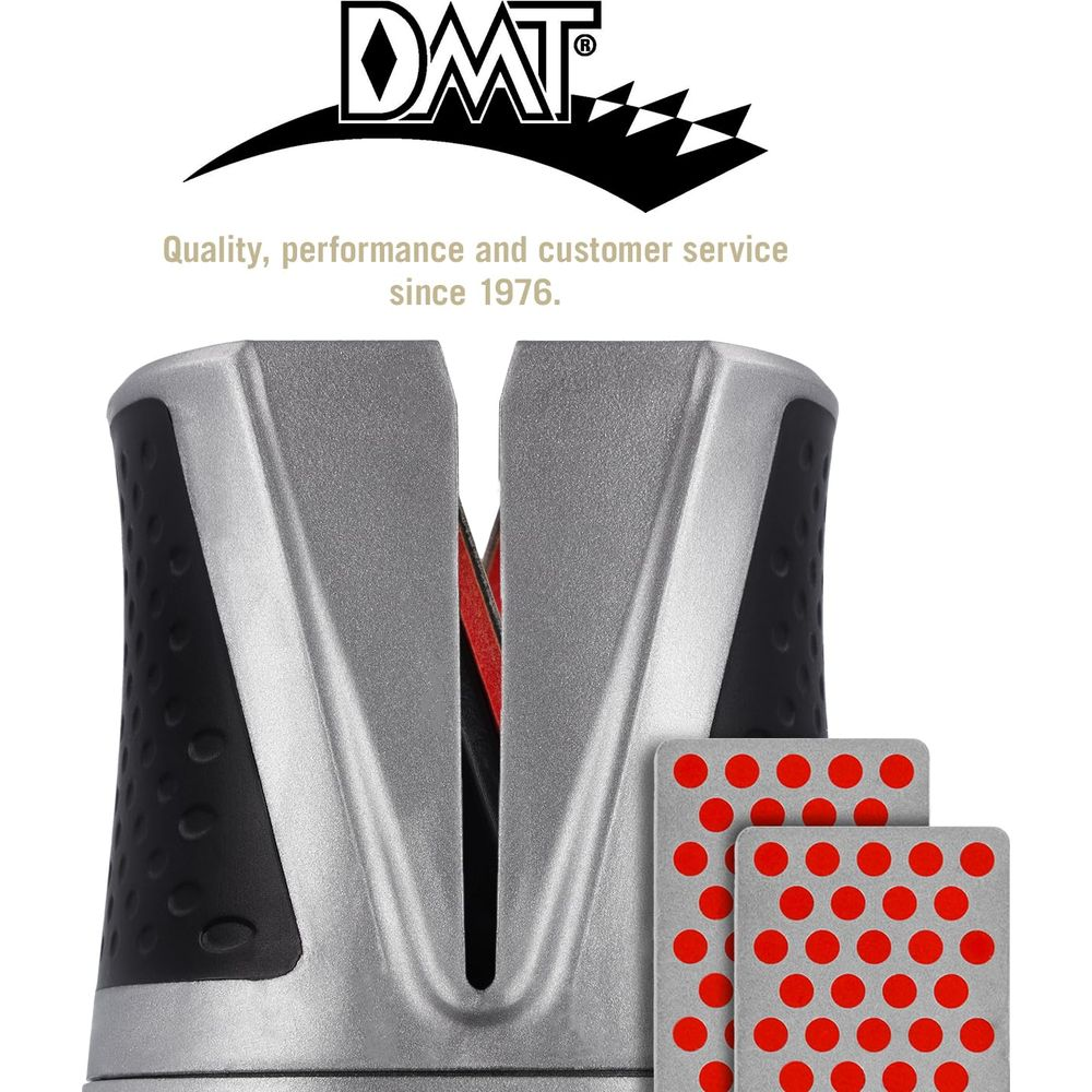 DMT-Logo. Silberner Messerschärfer mit schwarzen Griffen und roten Diamantsteinen.
