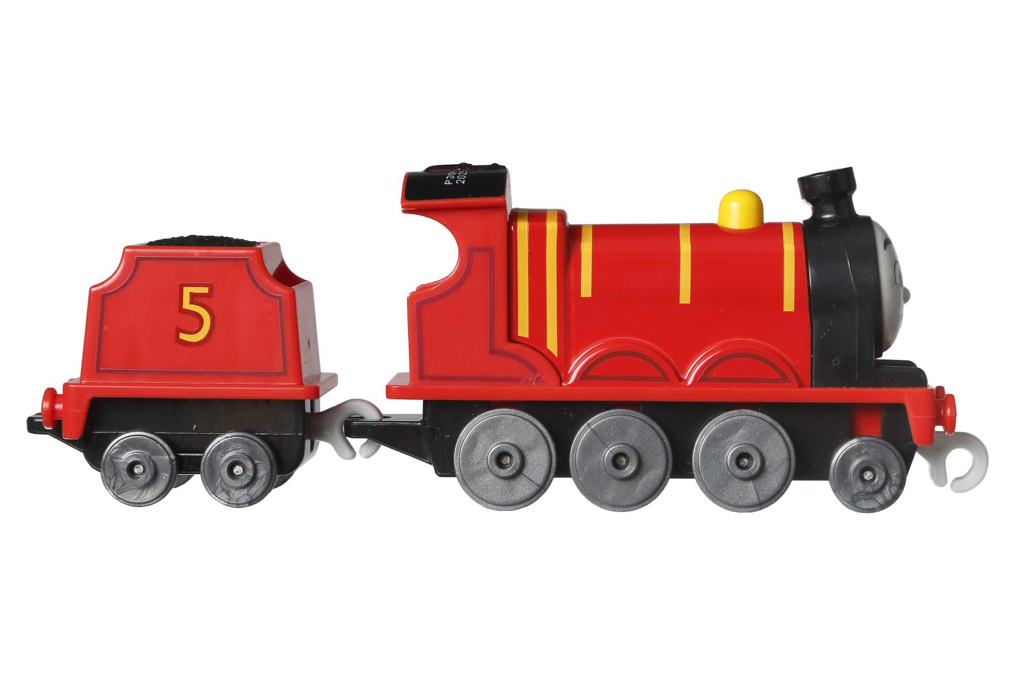 Un trenino rosso con vagone numero 5, su sfondo bianco.