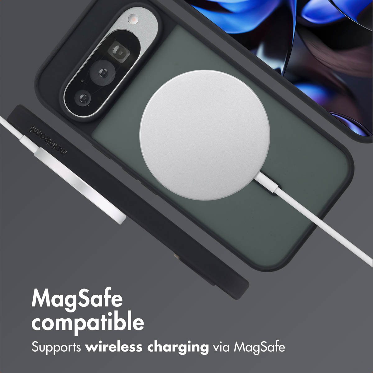 Un caricabatterie MagSafe grigio collegato a uno smartphone con custodia nera.