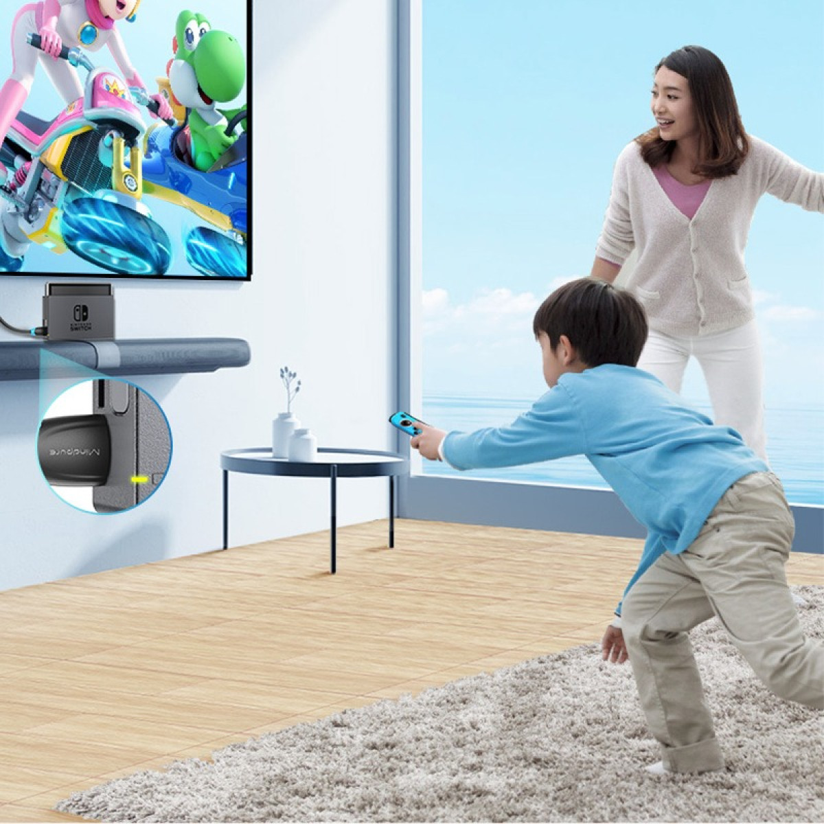 Ein Junge spielt ein Videospiel auf dem Fernseher, seine Mutter schaut zu.