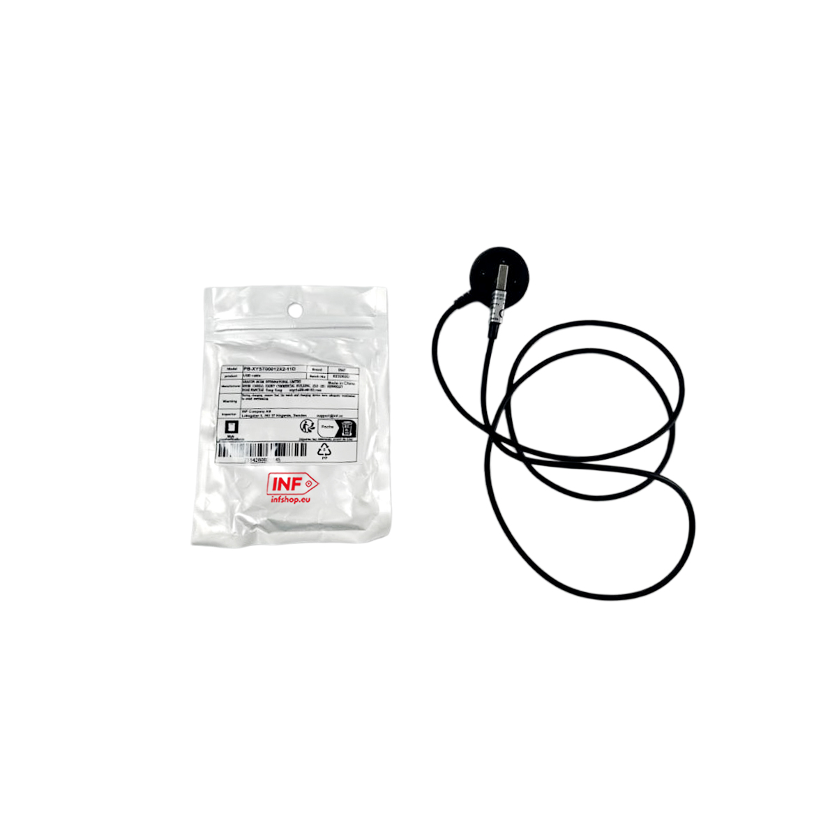 Ein Päckchen und ein schwarzes Kabel mit einem runden Stecker auf weißem Grund.