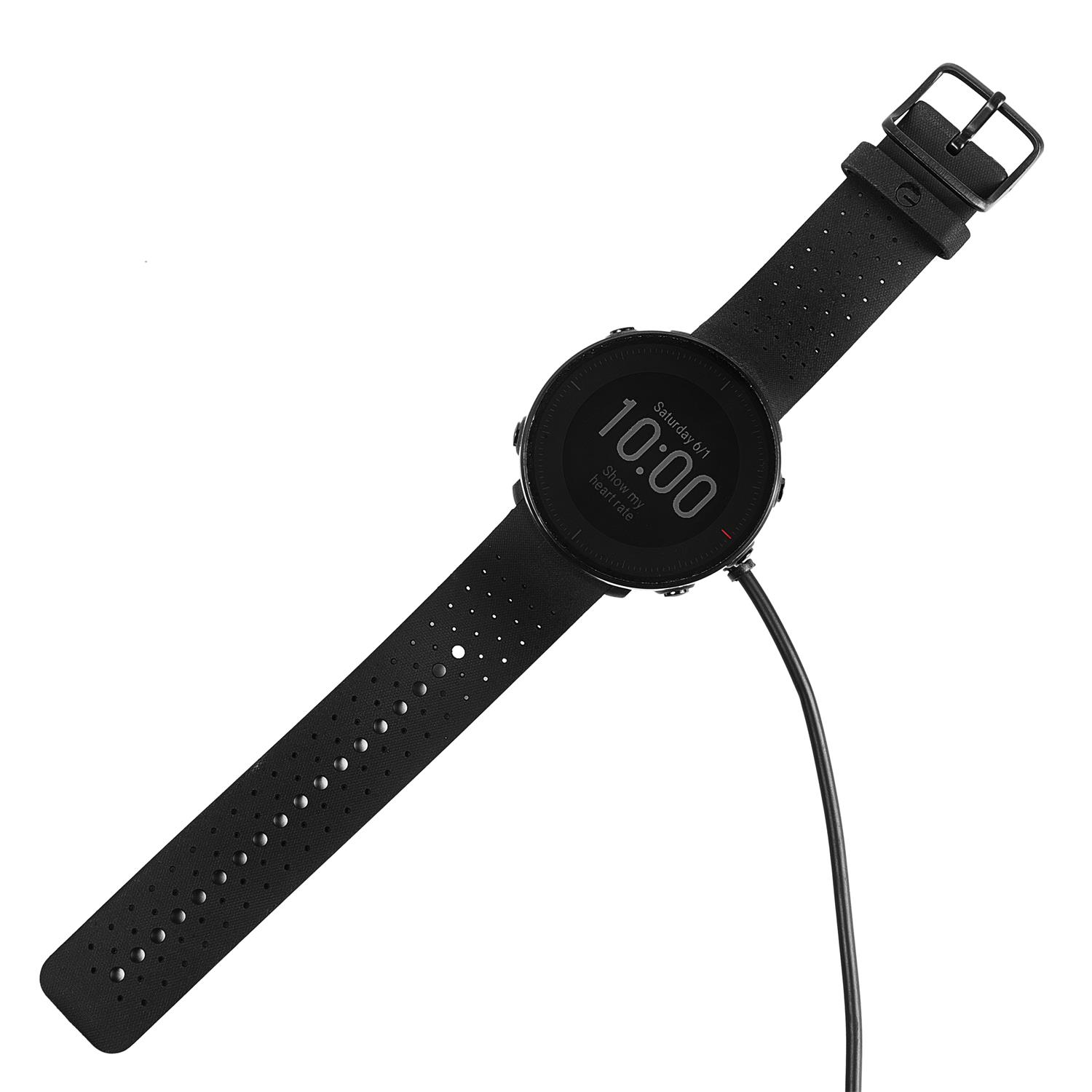 Schwarze Smartwatch mit schwarzem Armband, wird geladen.