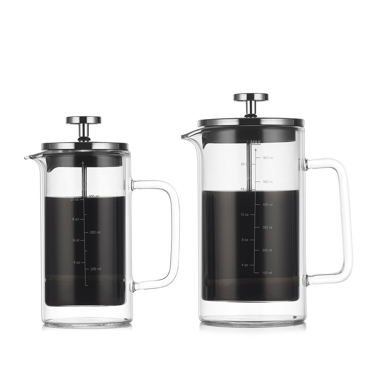 Zwei Glas-French-Presses mit dunkler Flüssigkeit, eine kleiner als die andere.