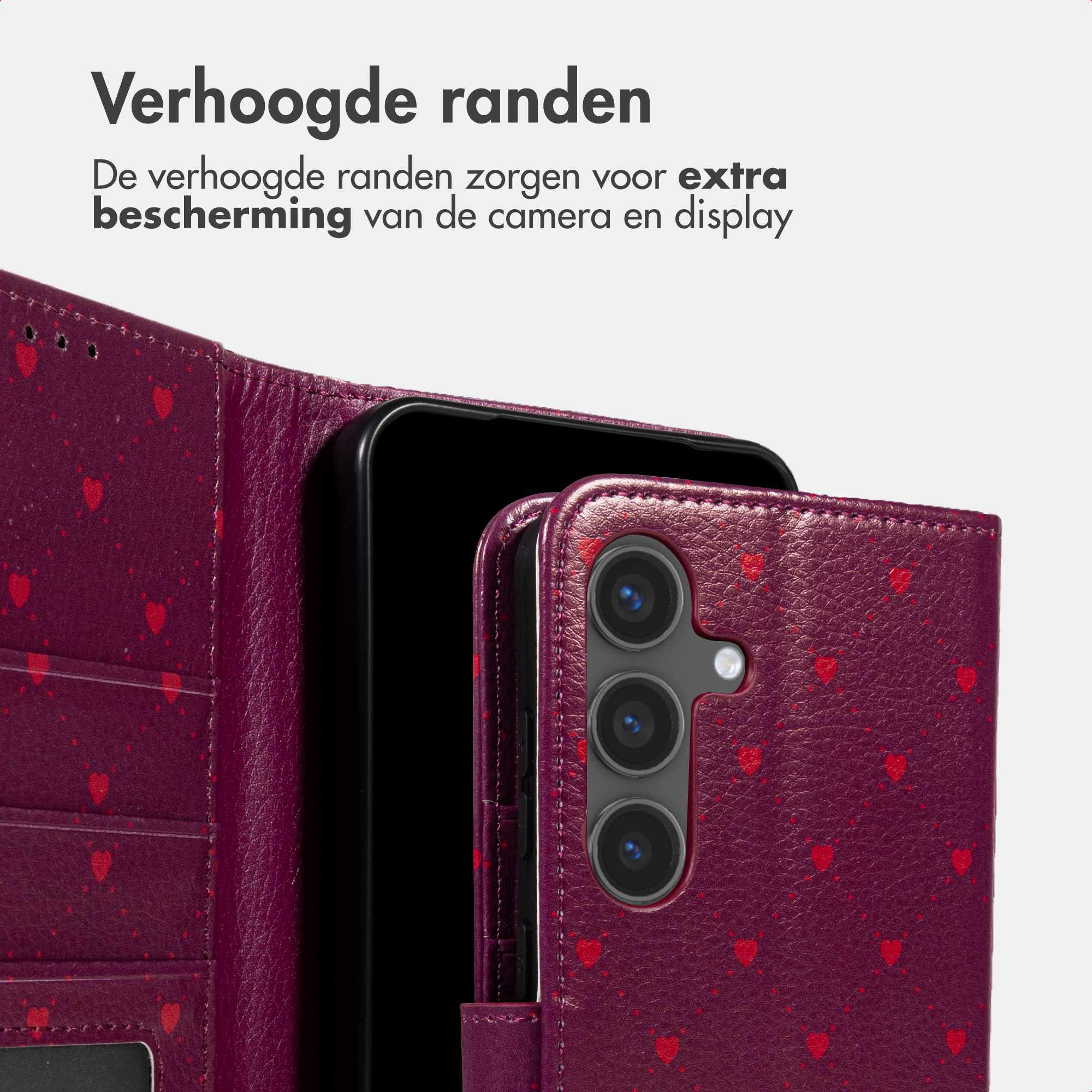 Custodia viola con fantasia a cuori, mostra fotocamera e display.