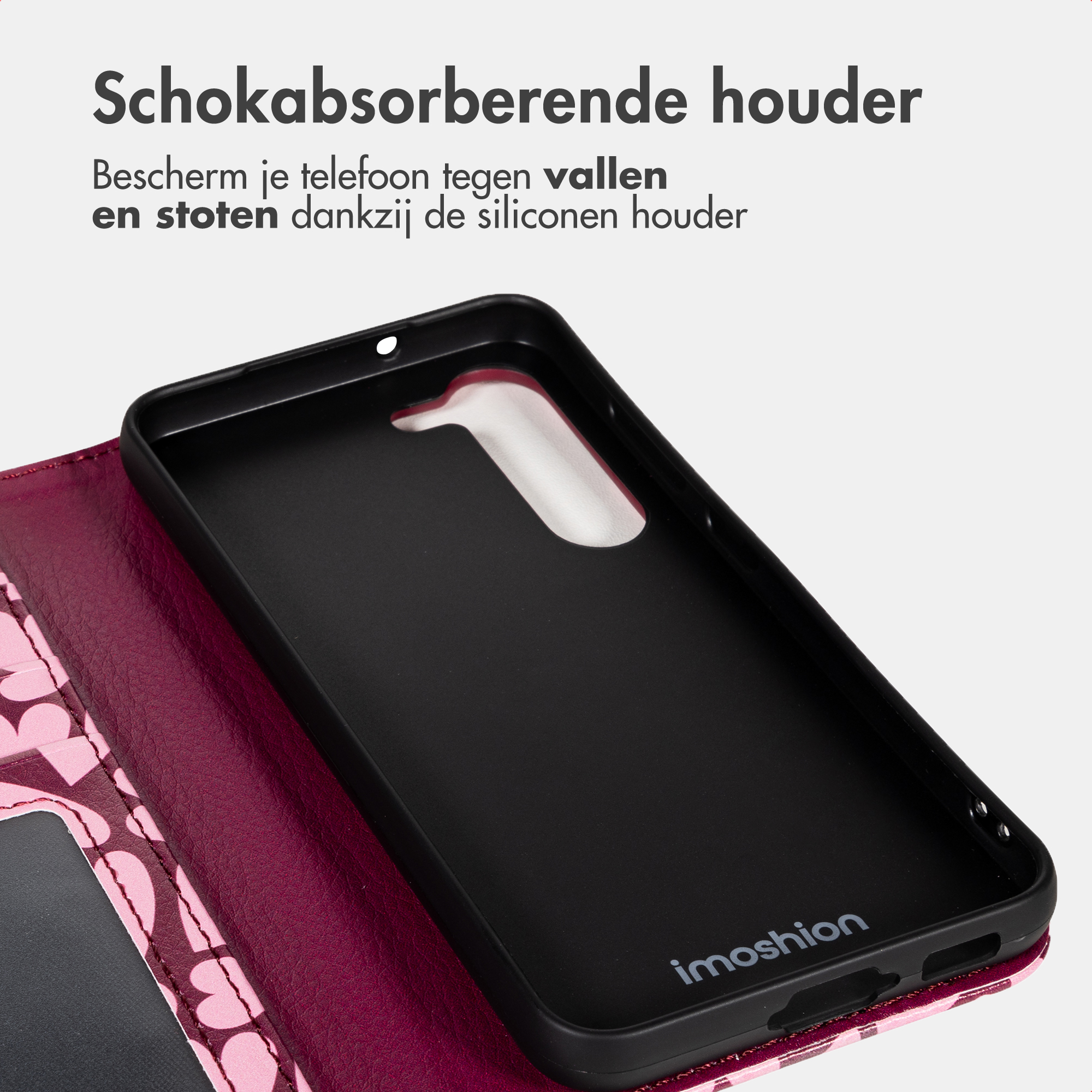 Una custodia nera per telefono con una copertina a portafoglio con motivo a cuori cremisi e rosa su sfondo grigio chiaro.
