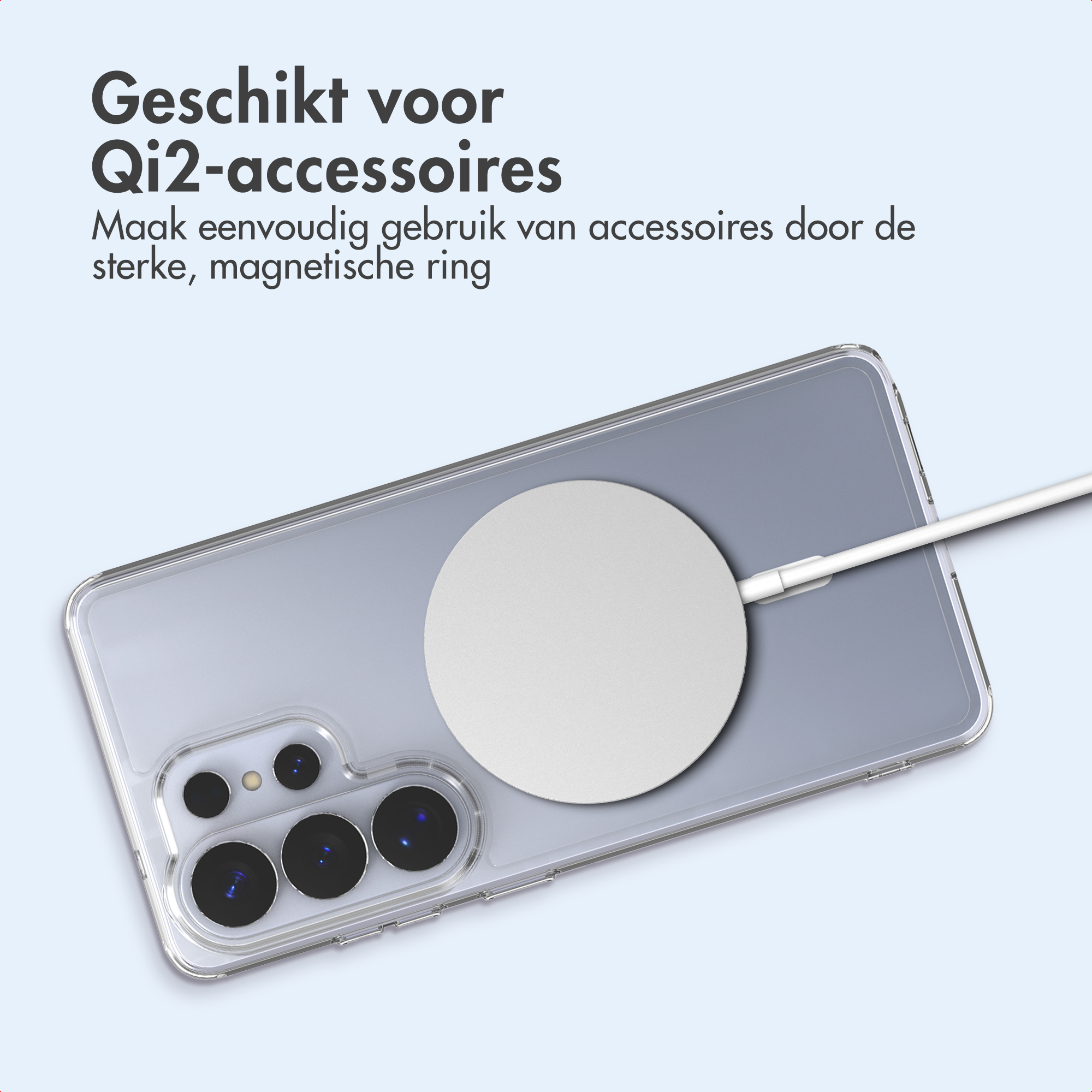 Una custodia trasparente con un caricatore magnetico circolare bianco attaccato al retro di uno smartphone argentato.