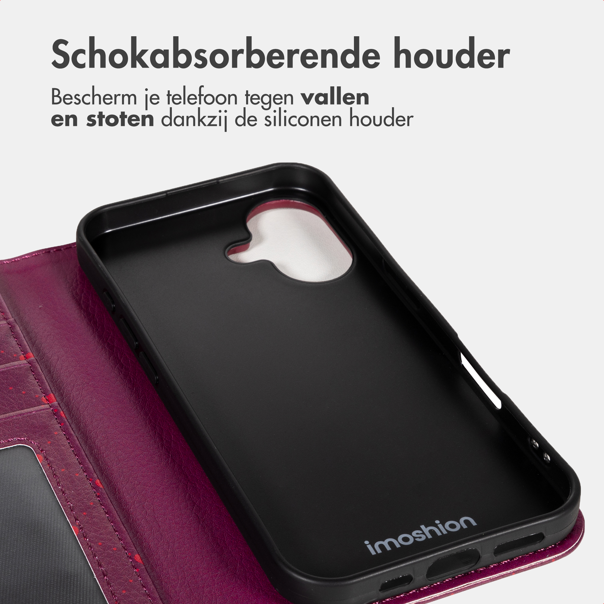 Custodia nera in silicone su custodia bordeaux con testo.
