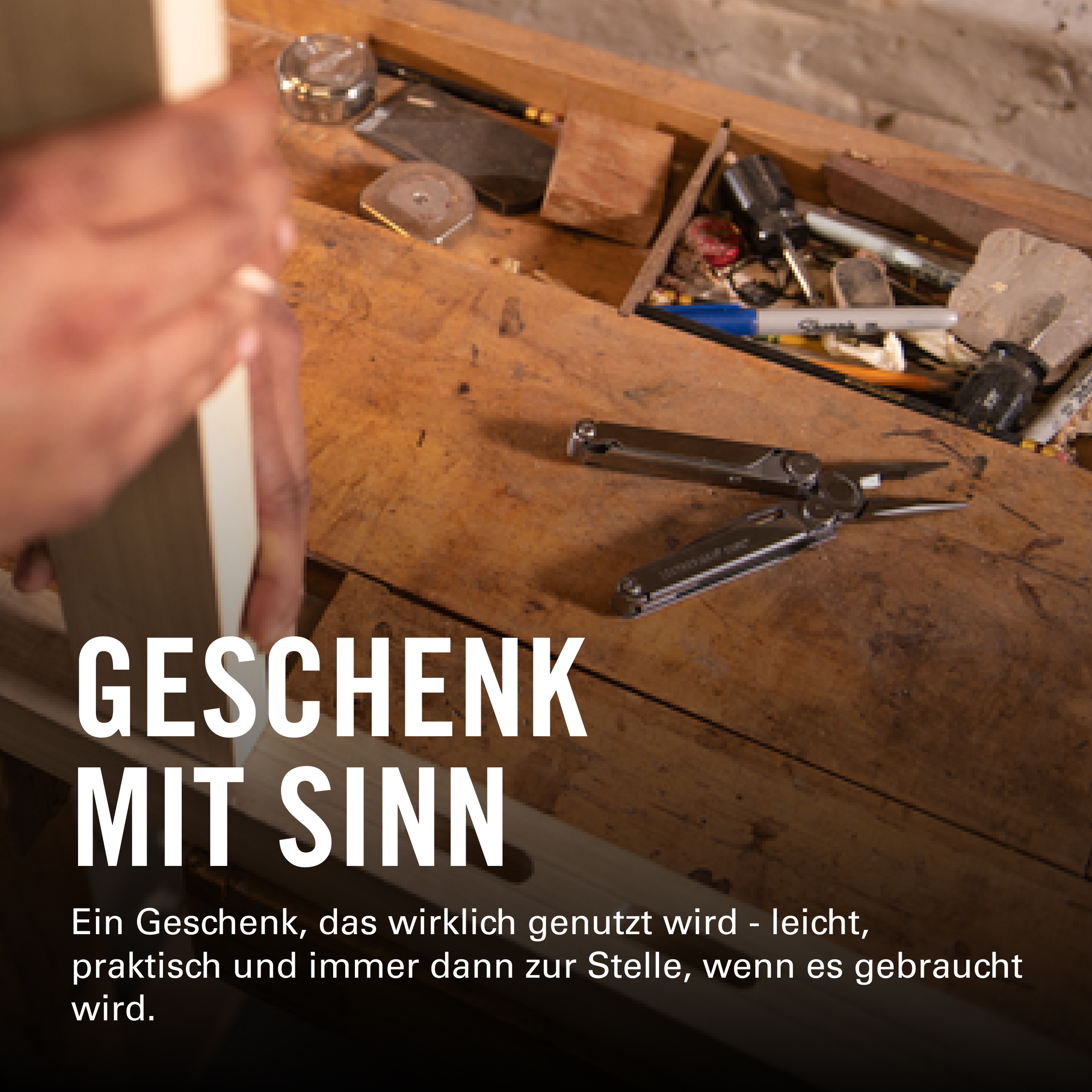 Ein Werkzeug auf einem Holztisch mit Werkzeugen und Text.