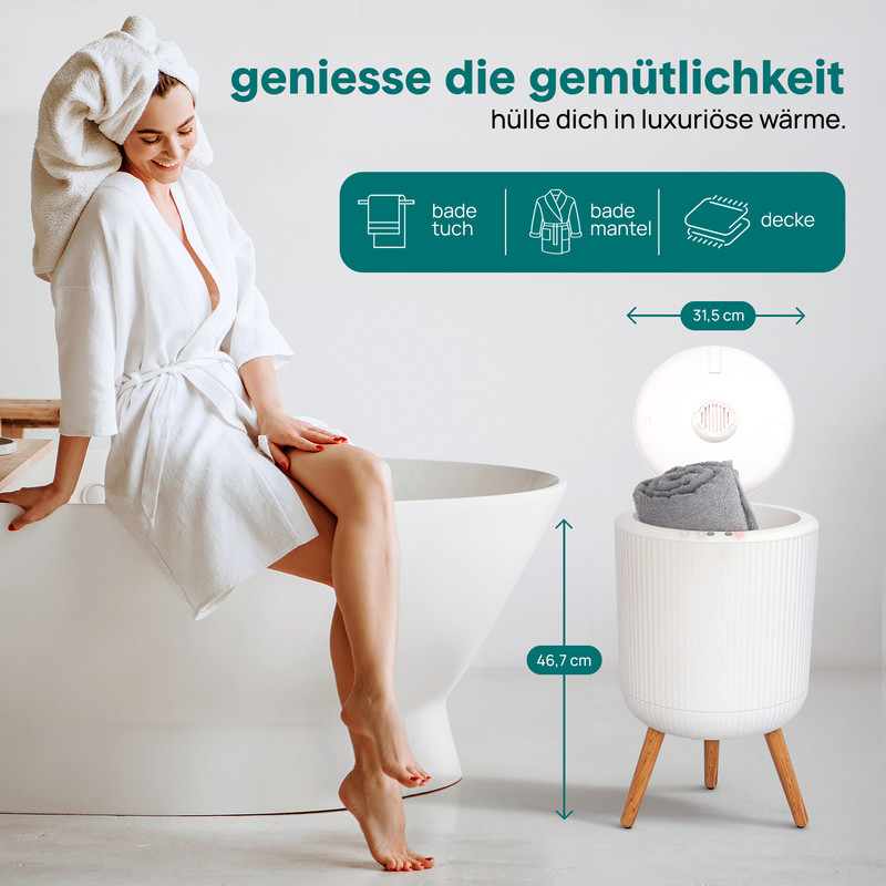 Frau im Bademantel sitzt auf Wanne neben Handtuchwärmer mit Maßen.