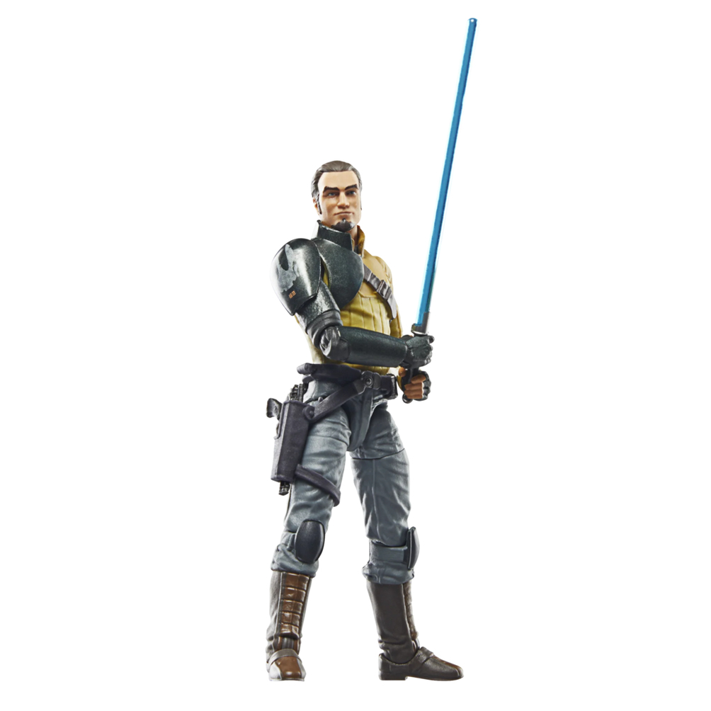 Eine männliche Actionfigur in gelbem Hemd, grauer Hose und dunkler Rüstung hält ein blaues Lichtschwert und blickt nach vorne.