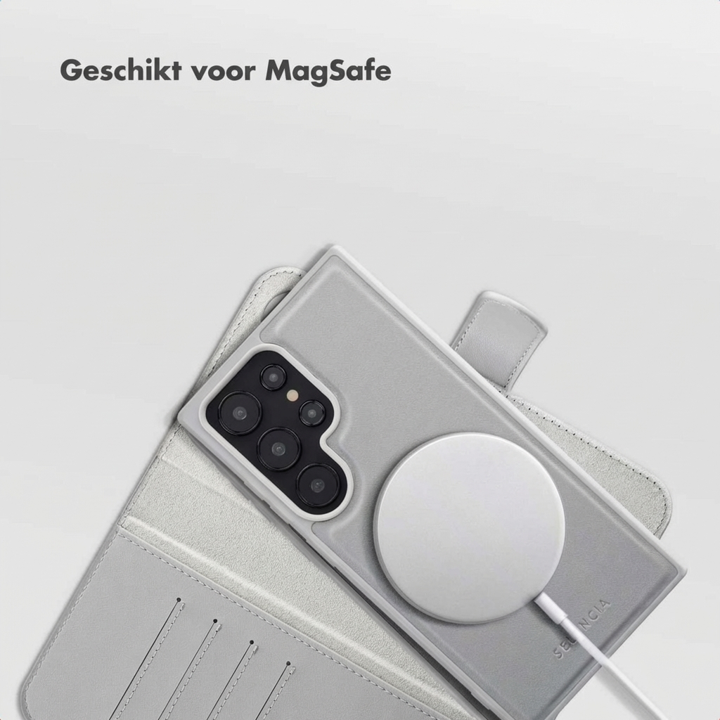 Un telefono grigio con caricabatterie MagSafe e custodia su sfondo grigio chiaro.