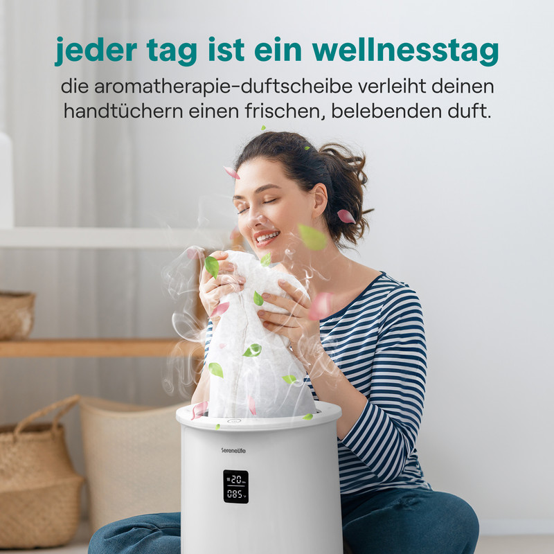 Eine Frau riecht an einem frisch bedufteten Handtuch, das aus einem Diffusor kommt.