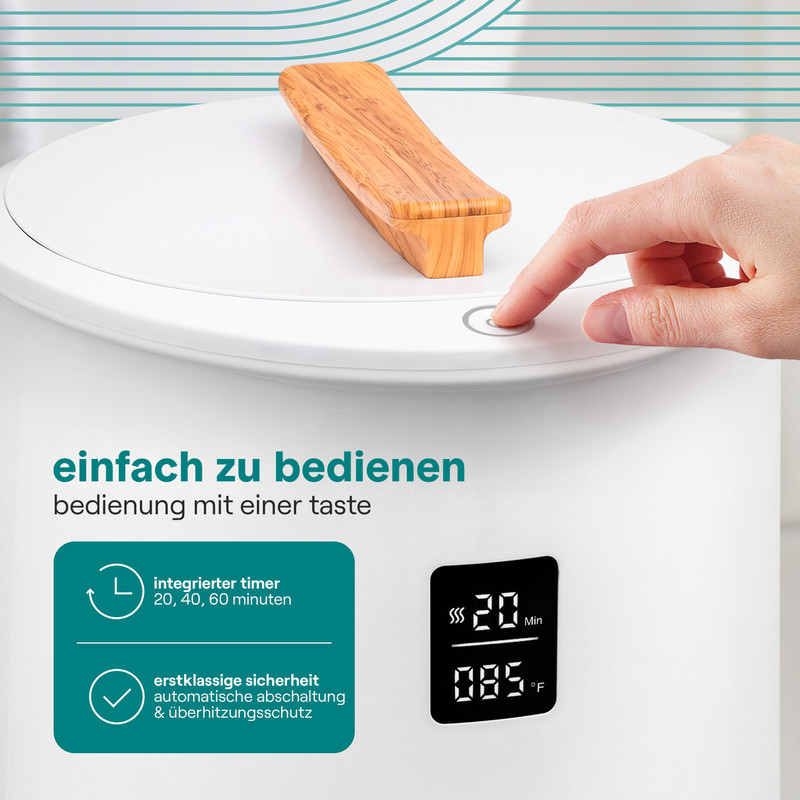 Ein Finger drückt auf einen Knopf eines weißen Geräts mit Holzgriff. Digitalanzeige.