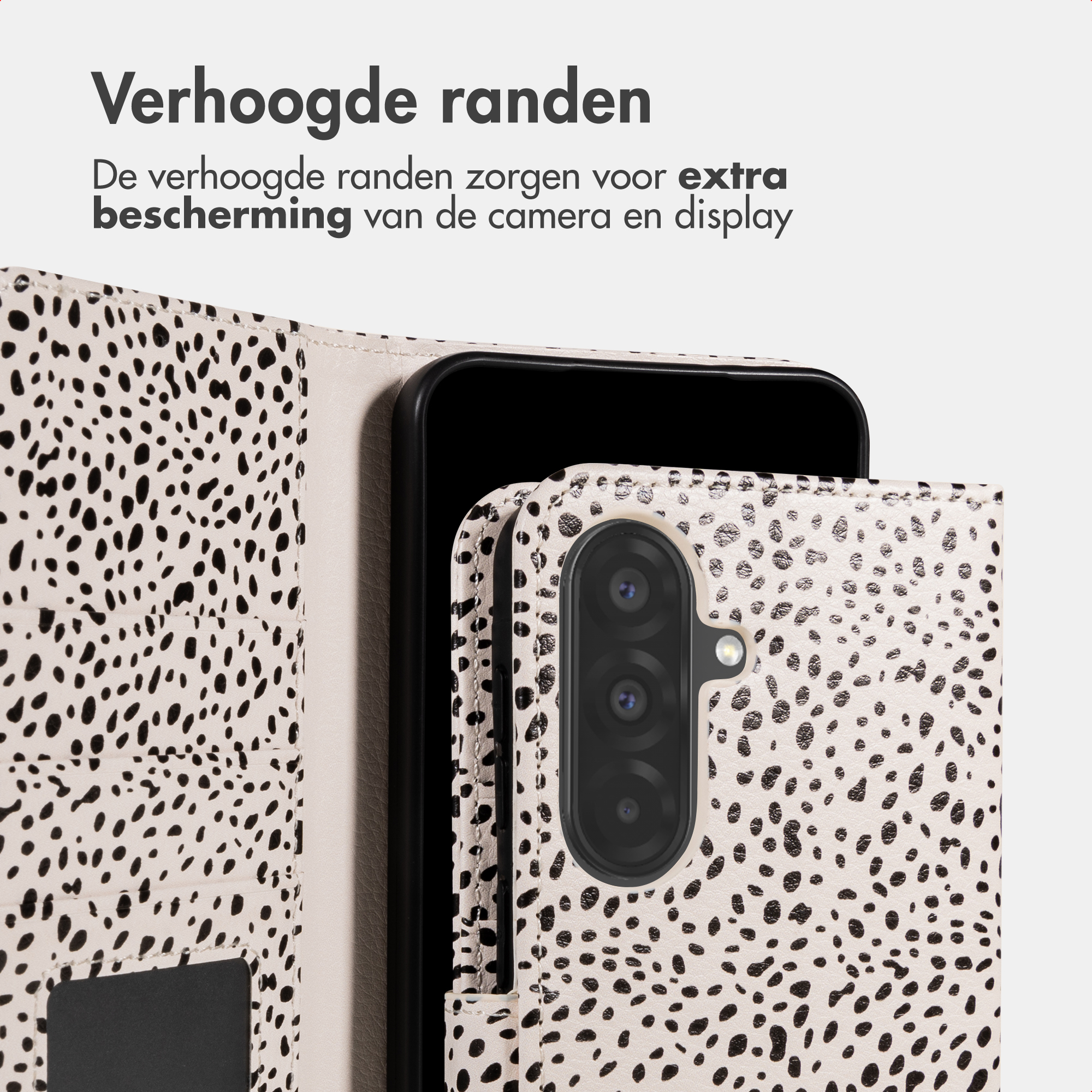Un telefono con custodia a fantasia dalmata, che protegge fotocamera e display.