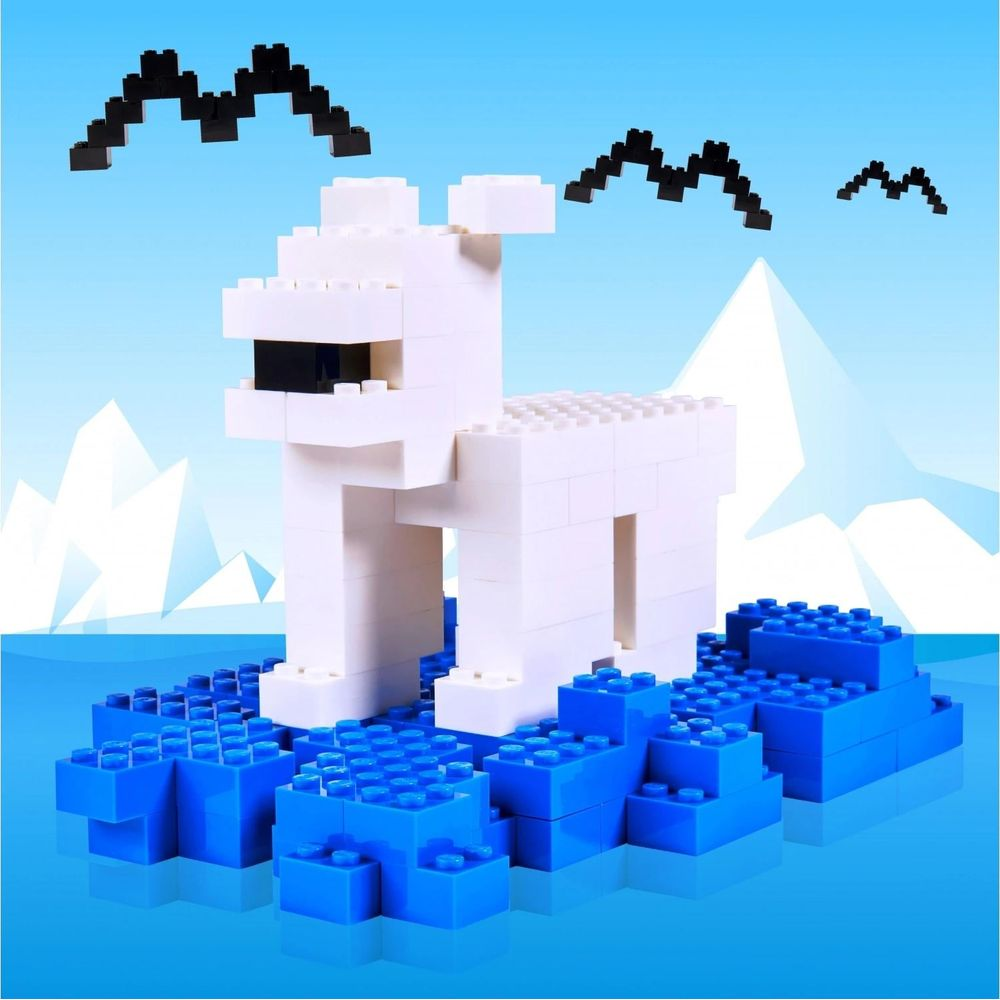 Ein weißer Eisbär aus Blöcken steht auf blauen Eisblöcken mit eisigen Bergen dahinter.