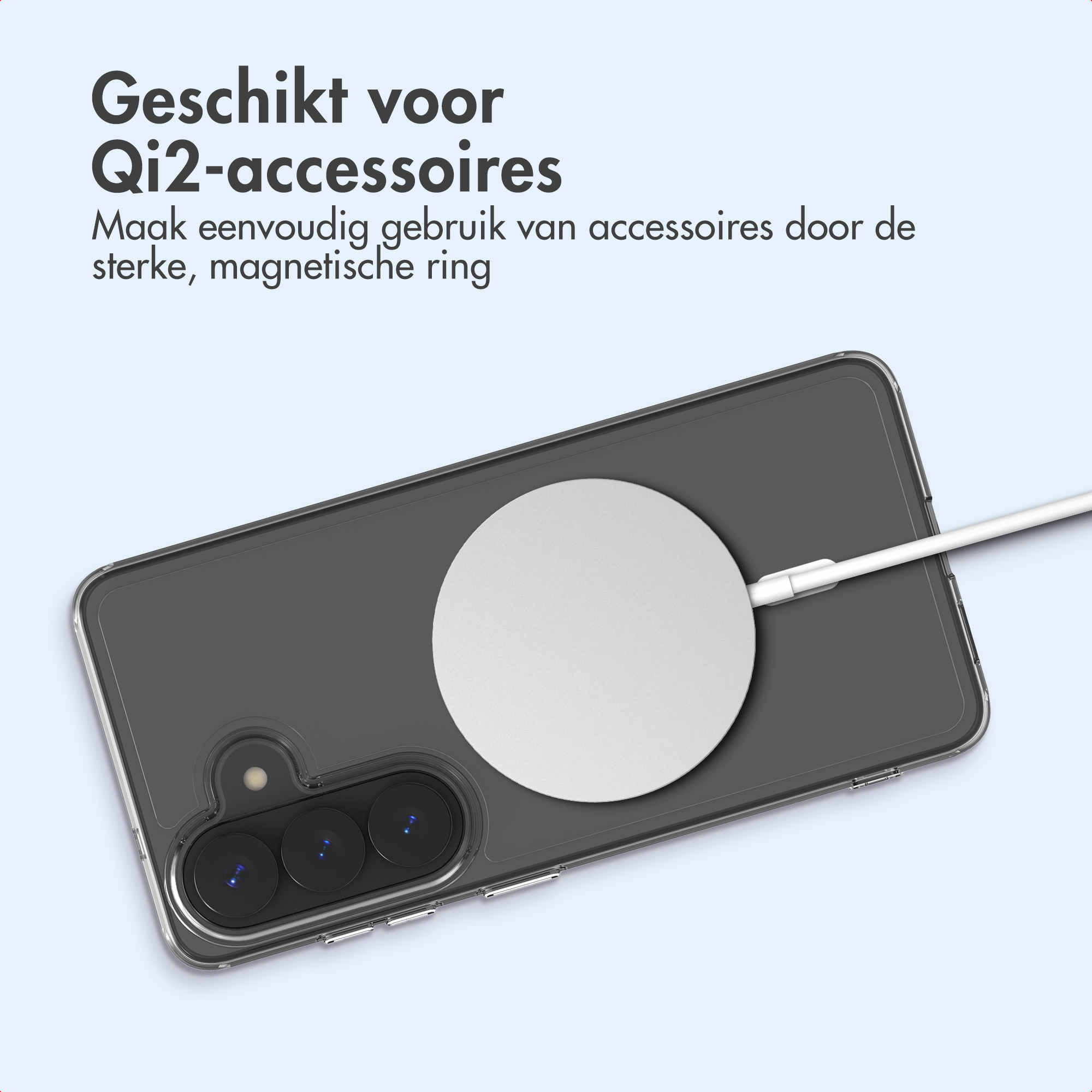 Una custodia trasparente per smartphone con un caricabatterie magnetico circolare bianco attaccato sul retro, su uno sfondo azzurro.