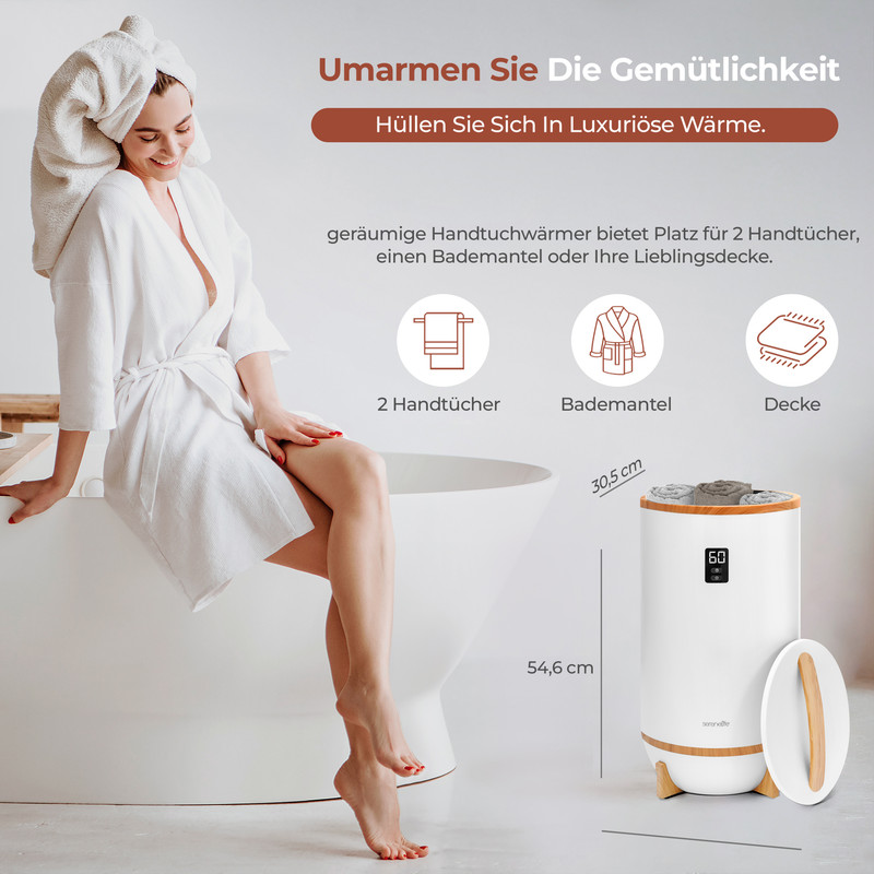 Eine Frau im Bademantel sitzt neben einer Badewanne. Daneben ein Handtuchwärmer.
