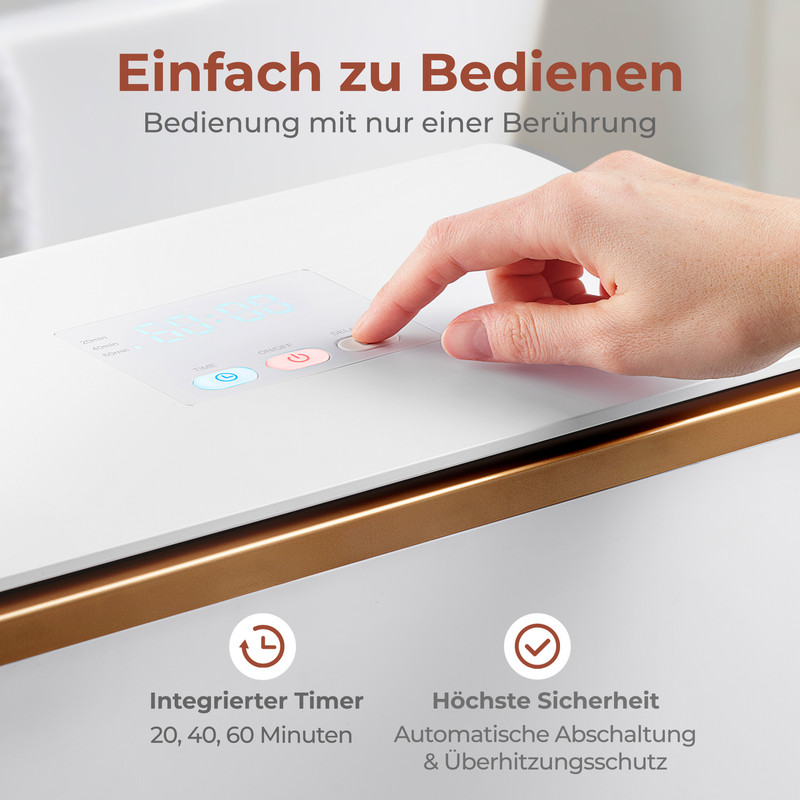 Eine Hand drückt einen Knopf auf einem weißen Gerät mit digitaler Anzeige.