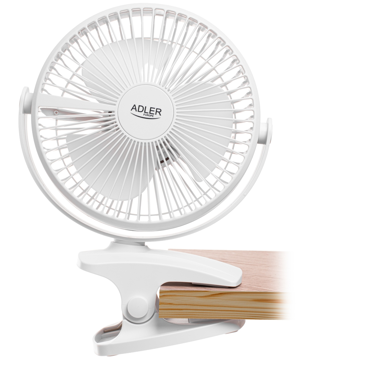 Ein weißer Tischventilator mit Adler-Logo ist auf einem Holzbrett befestigt.