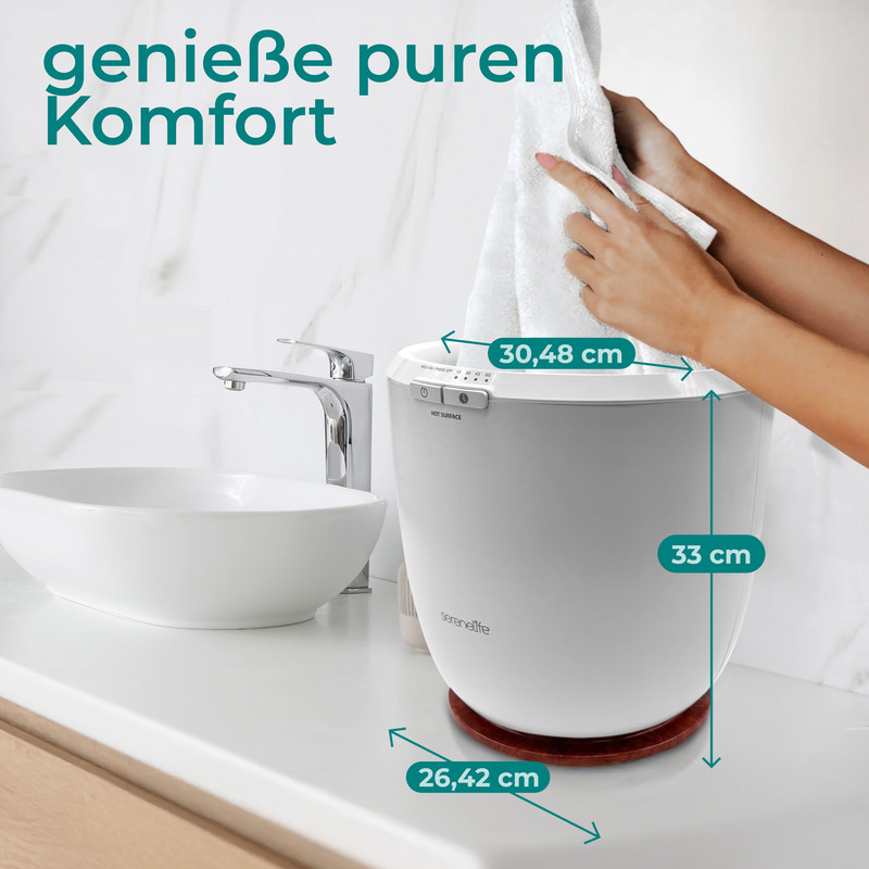 Eine Person legt ein weißes Handtuch in einen weiß-grauen Handtuchwärmer auf einer Theke neben einem Waschbecken, mit angegebenen Maßen.