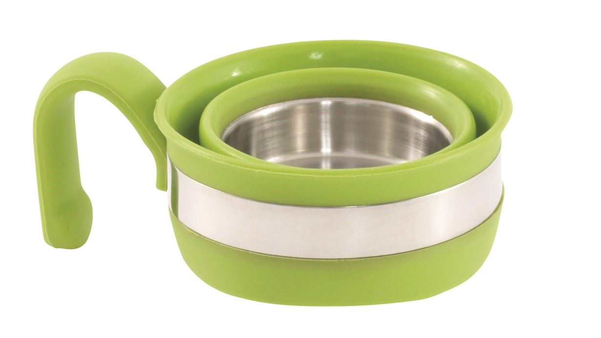 Ein zusammenklappbarer grün-silberner Becher mit Henkel, für Reisen oder den Außenbereich, auf weißem Hintergrund.
