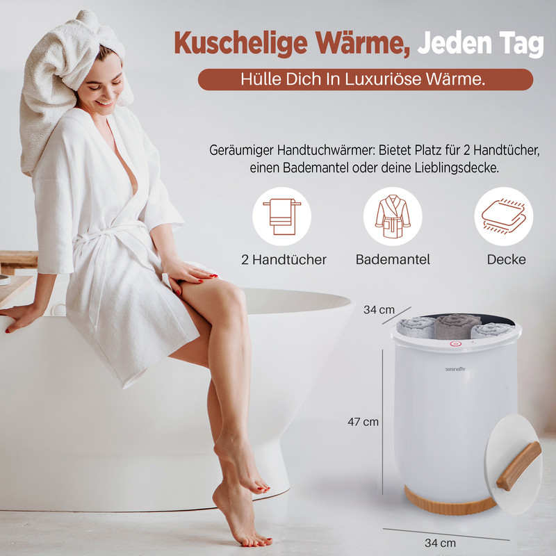 Frau in weißem Bademantel und Handtuch sitzt neben einer Badewanne neben einem Handtuchwärmer.