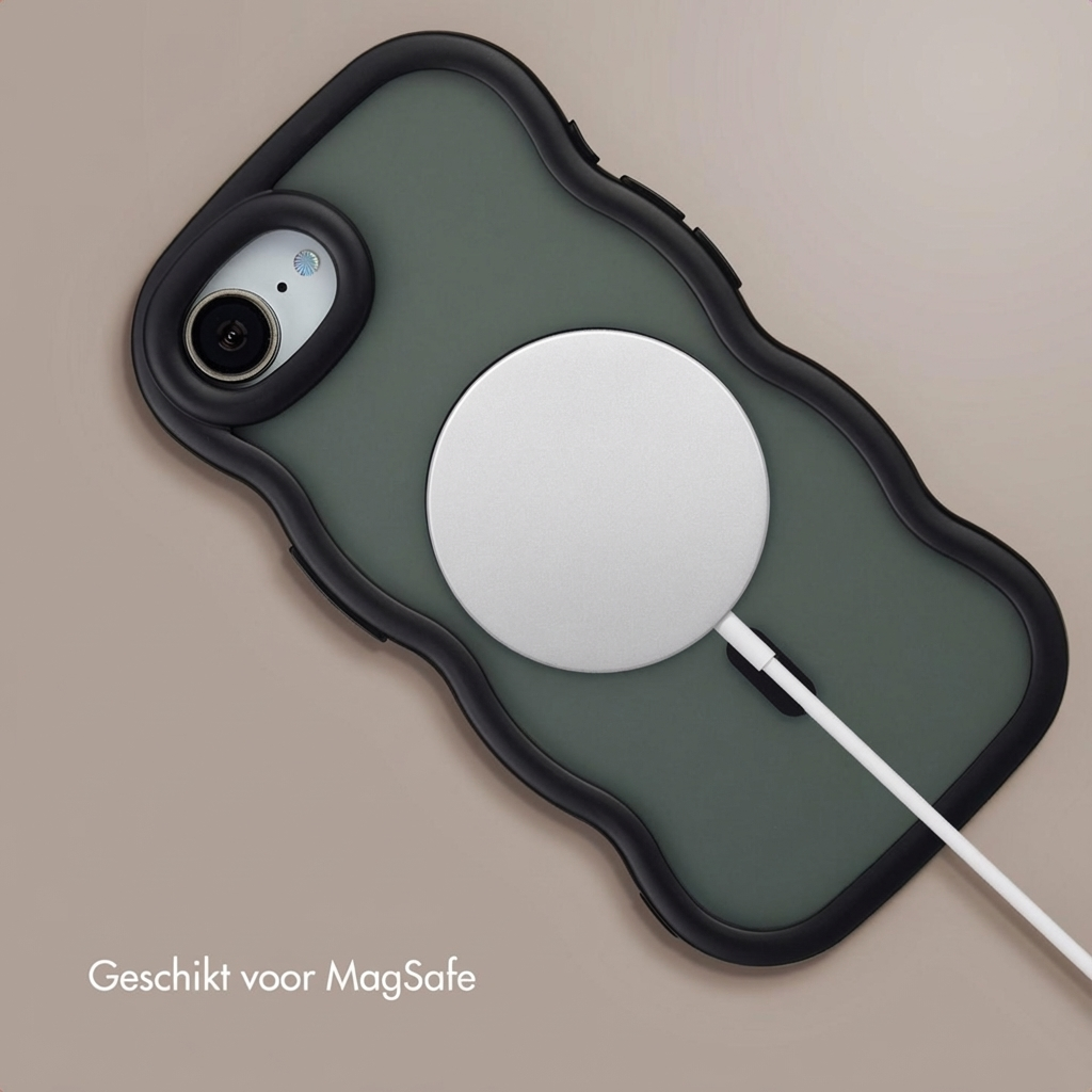 Eine dunkelgrüne Handyhülle mit schwarzem Wellenrand, darauf ein weißes MagSafe-Ladegerät, auf hellbraunem Untergrund.