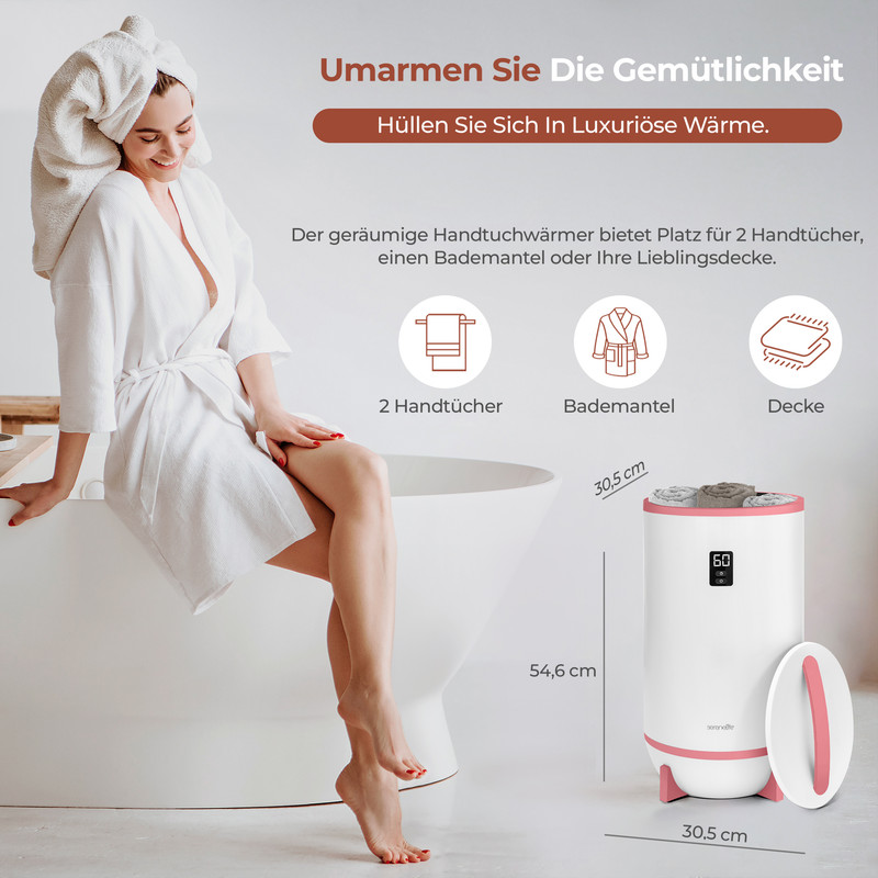 Frau in weißem Bademantel und Handtuch auf Badewanne sitzend, neben einem Handtuchwärmer.