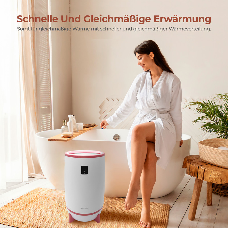 Eine Frau im weißen Bademantel sitzt am Rand einer weißen Badewanne, berührt das Wasser, mit einem Handtuchwärmer in der Nähe.