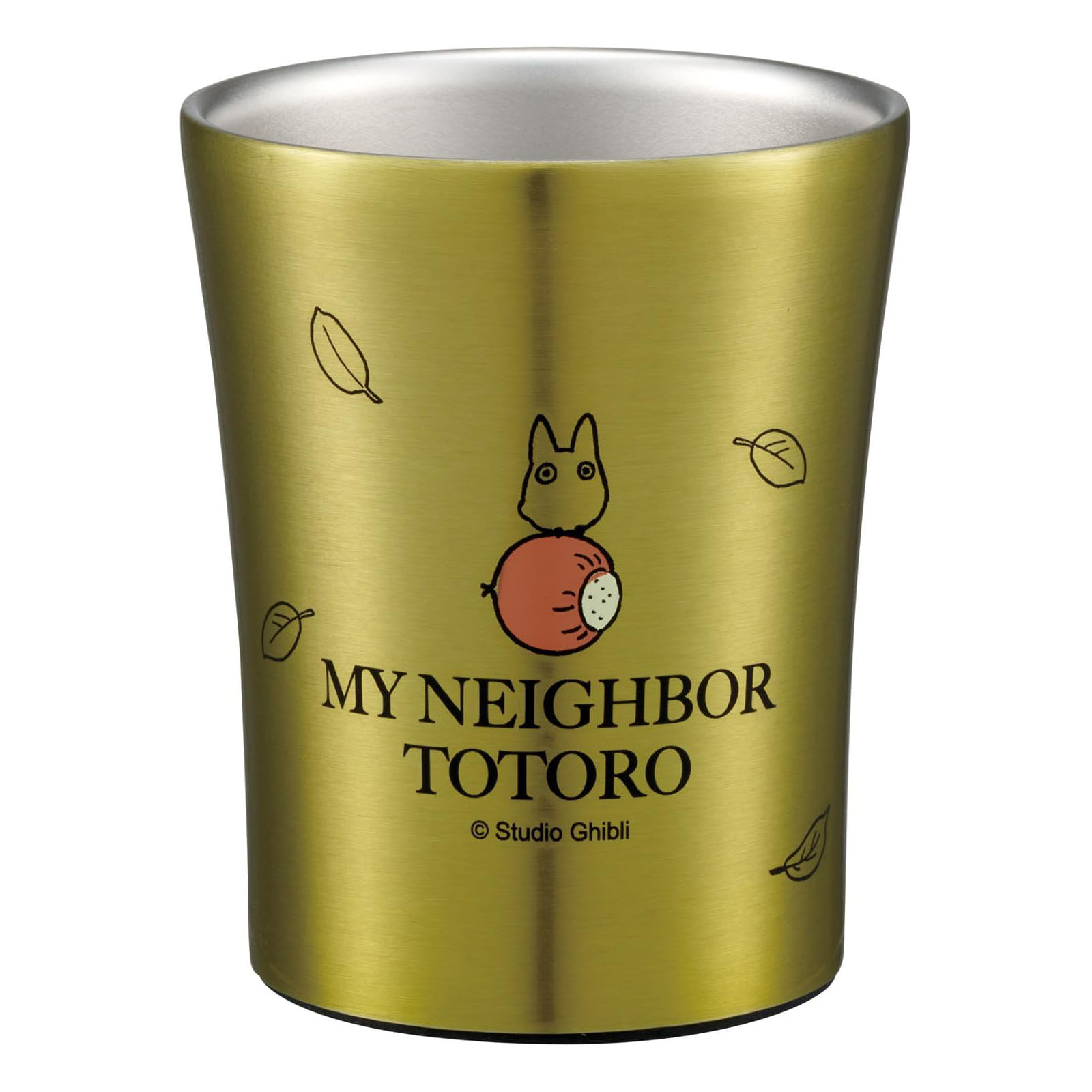 Goldene Tasse mit Totoro-Motiv, Blättern und Studio Ghibli Logo.