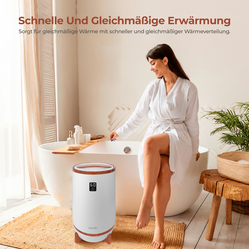 Frau in einem Bademantel sitzt neben einem Heizgerät im Badezimmer.