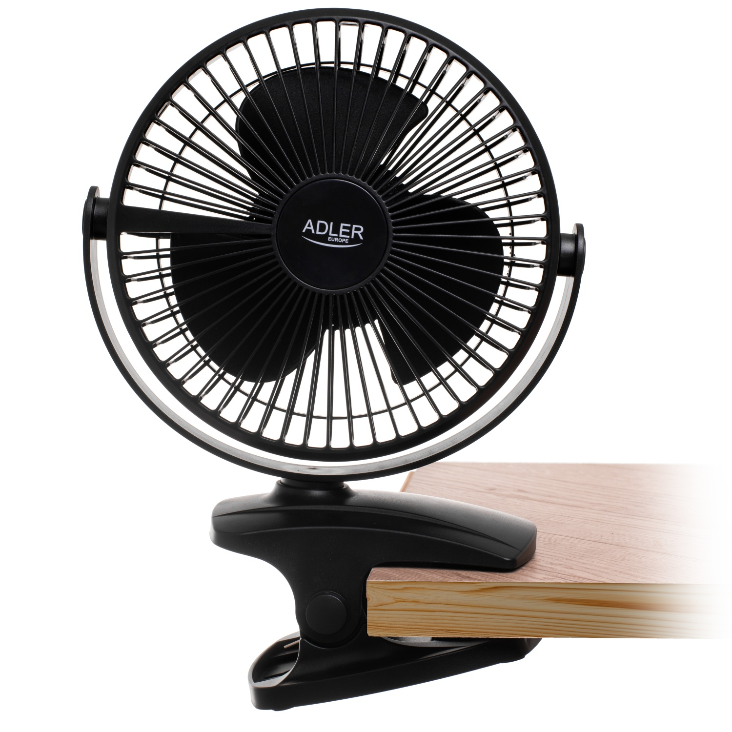 Ein schwarzer Tischventilator mit Adler-Logo klemmt an einer Holzplatte.