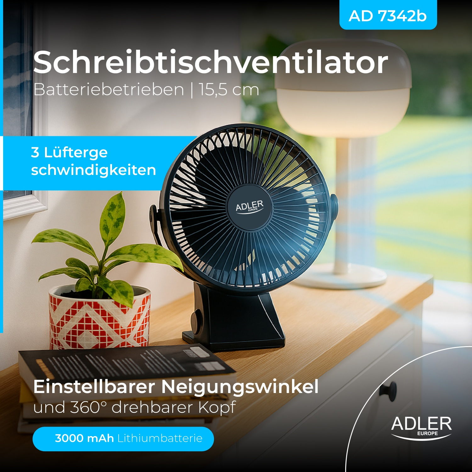 Ein schwarzer Tischventilator mit Logo, eine Topfpflanze und Bücher auf einer Holzoberfläche, mit einer Lampe im Hintergrund.